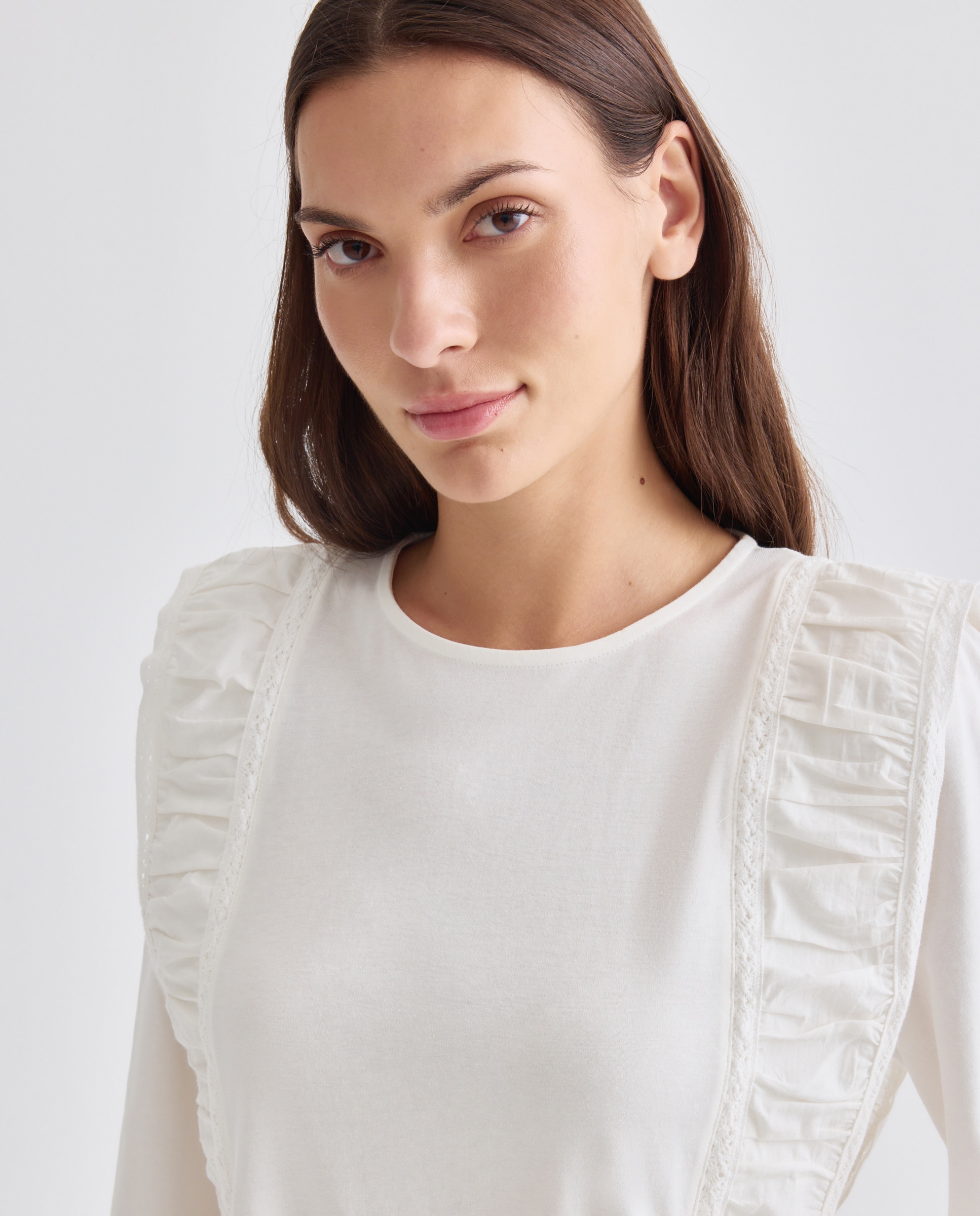 Imagen 0 de Camiseta de mujer cuello caja con detalle fruncido