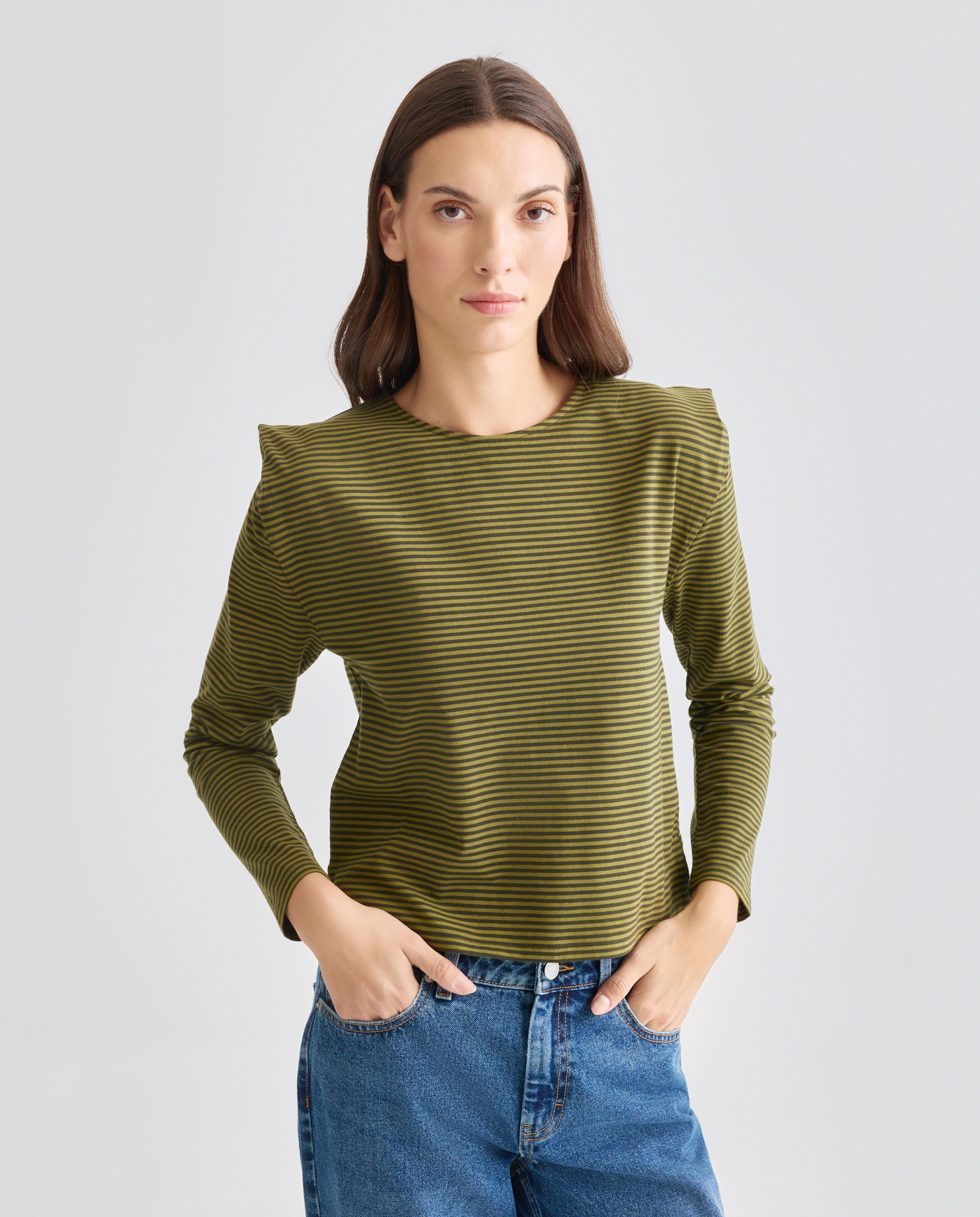 Imagen 0 de Camiseta de mujer cuello caja y hombreras