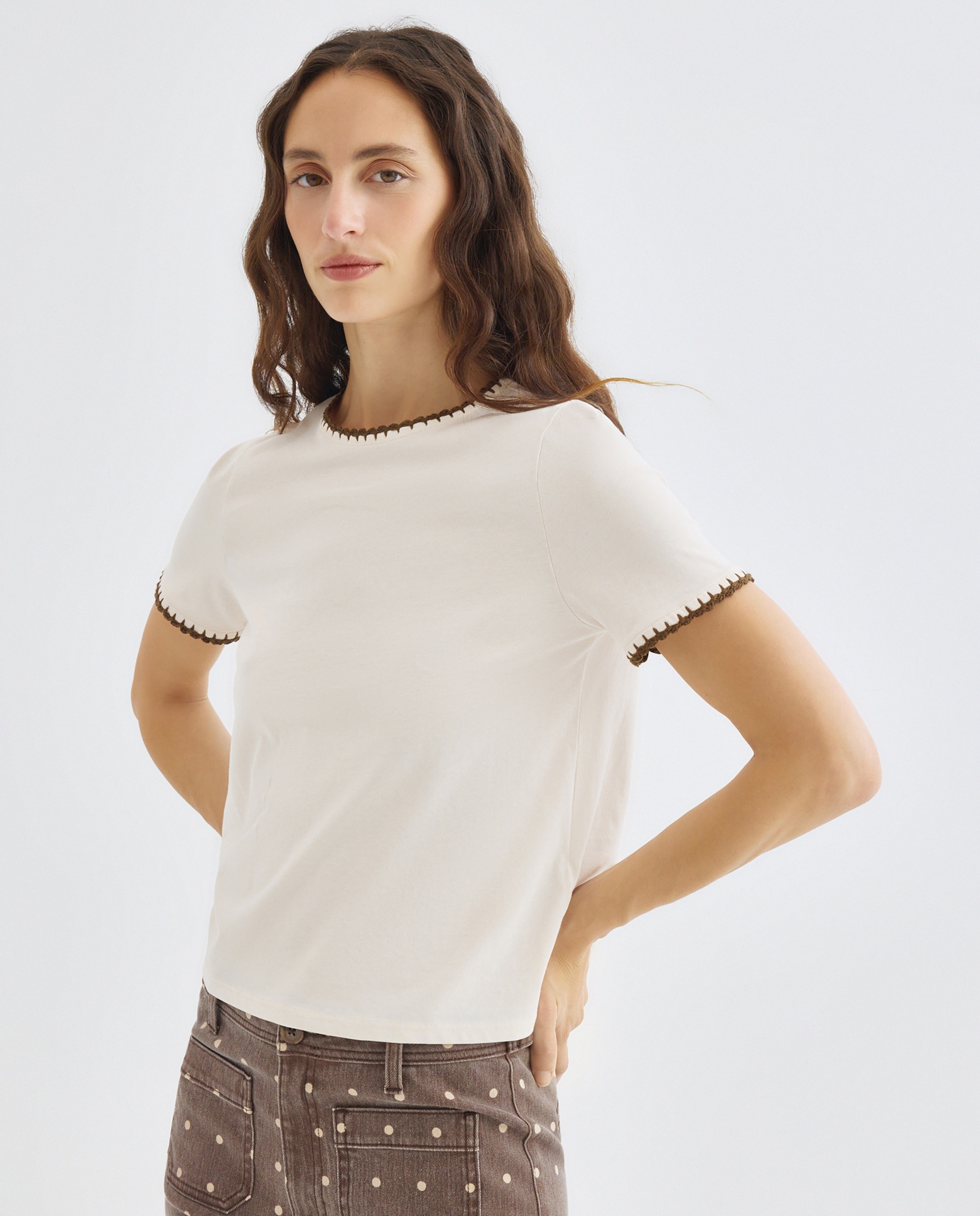 Imagen 0 de Camiseta de mujer ribete bordado