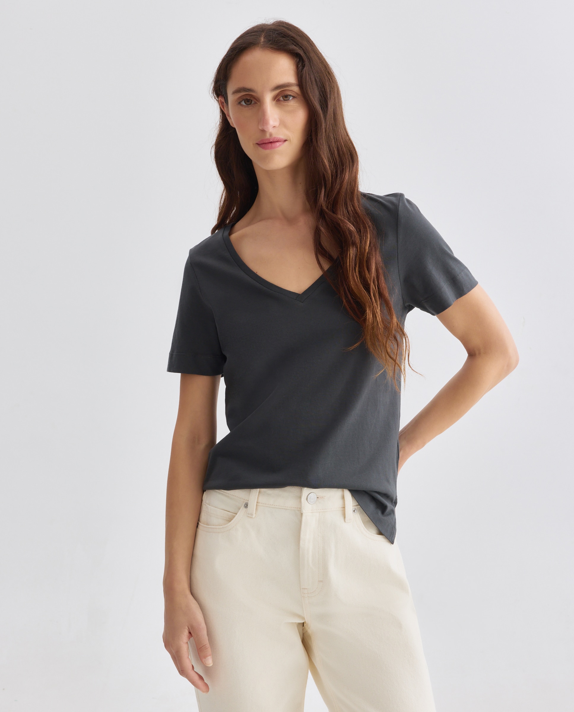 Imagen 0 de Camiseta básica de mujer cuello pico