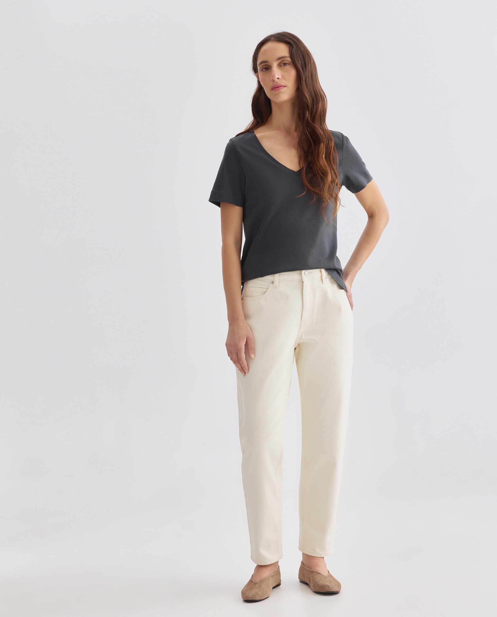 Camiseta básica de mujer cuello pico 830 Antracita-2