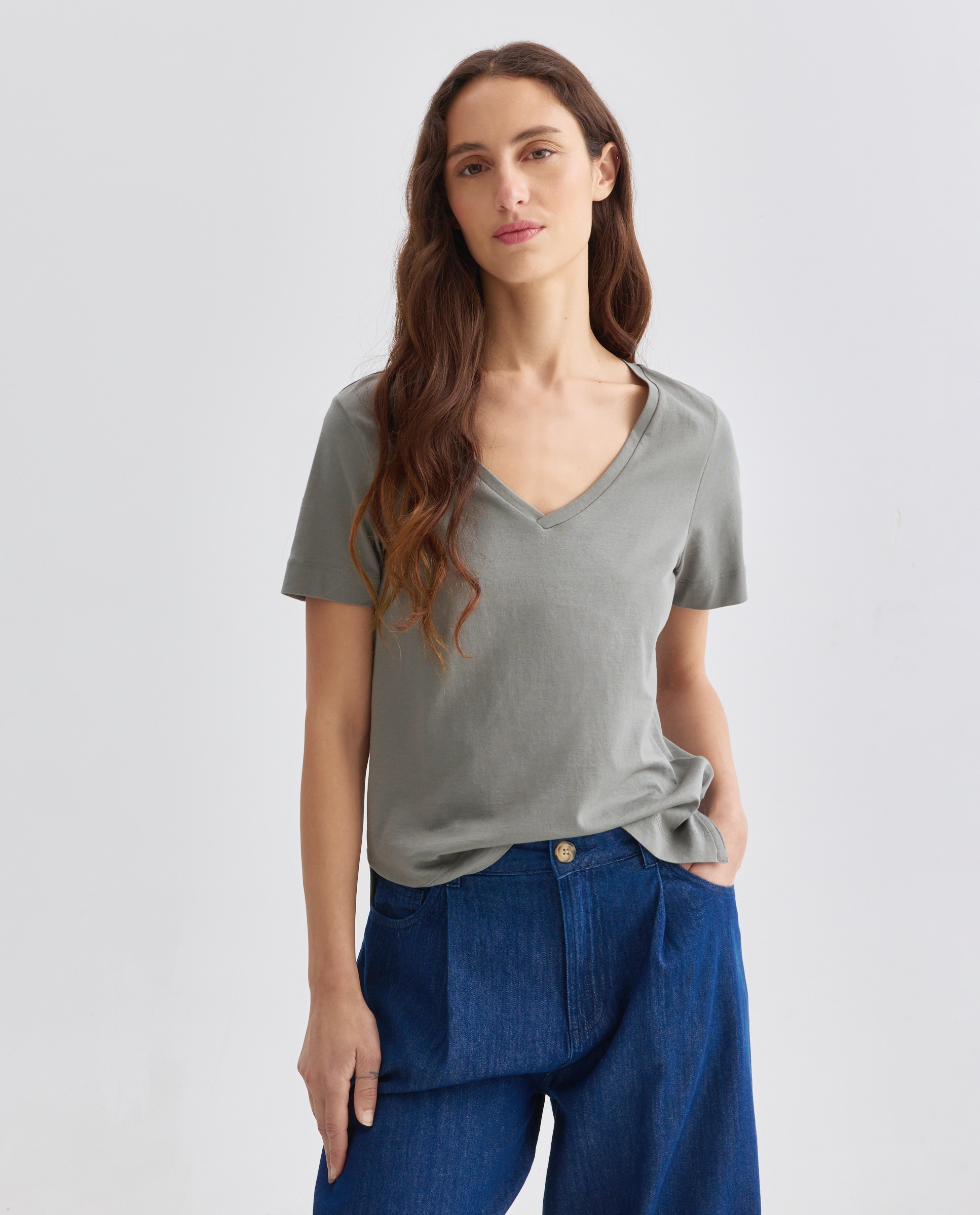 Imagen 0 de Camiseta básica de mujer cuello pico