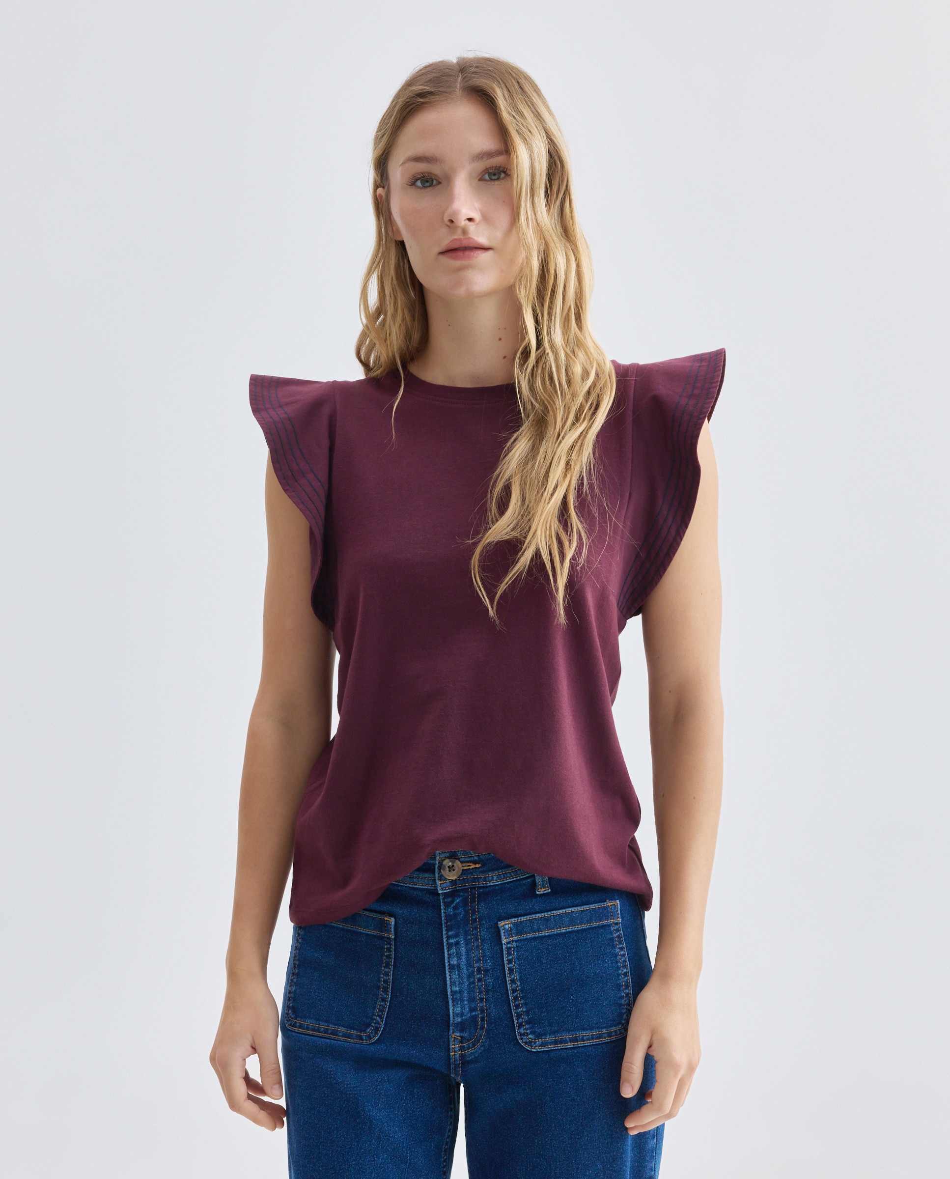Imagen 0 de Camiseta de mujer cuello caja manga volantes