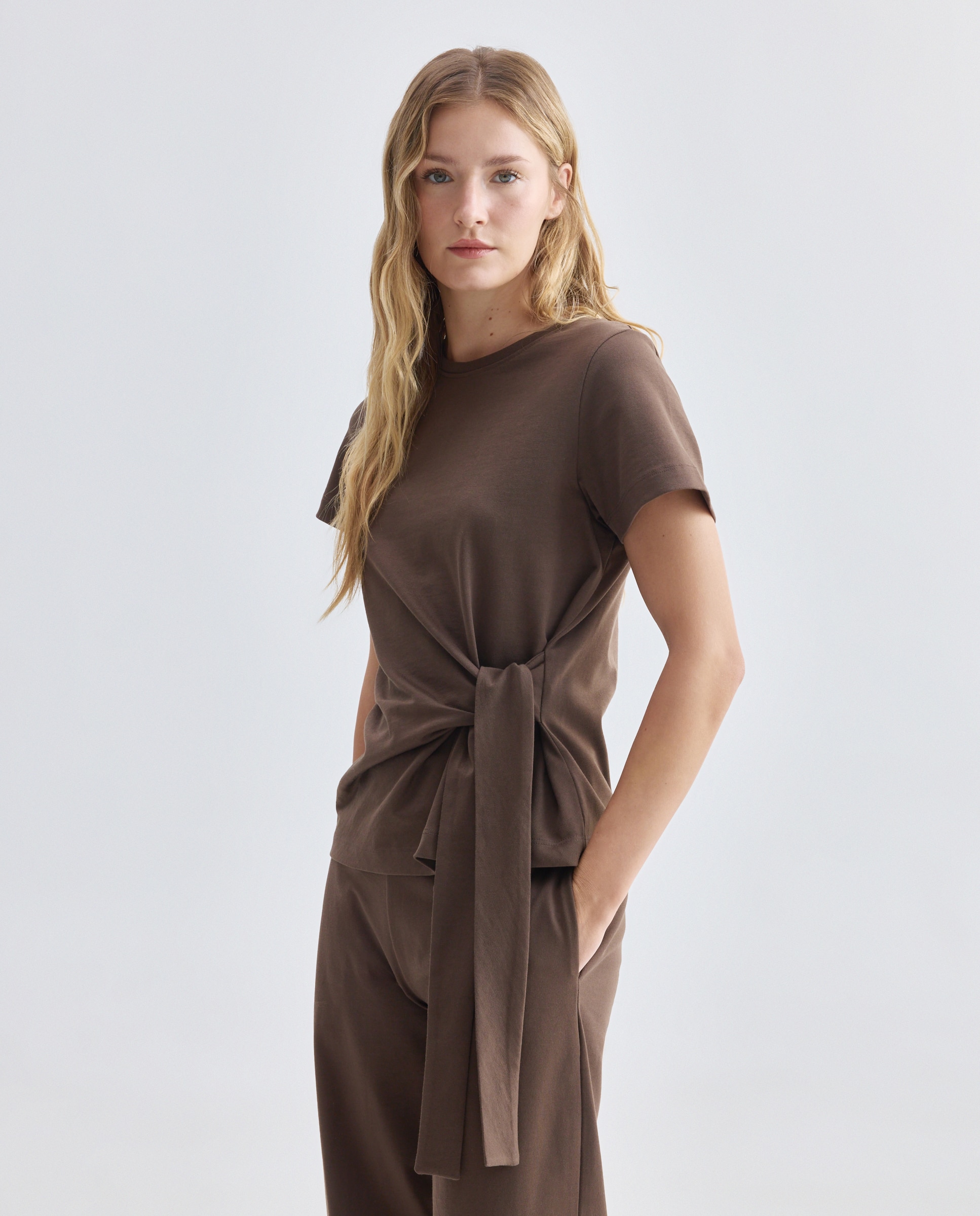 Imagen 0 de Camiseta de mujer cuello caja nudo lateral