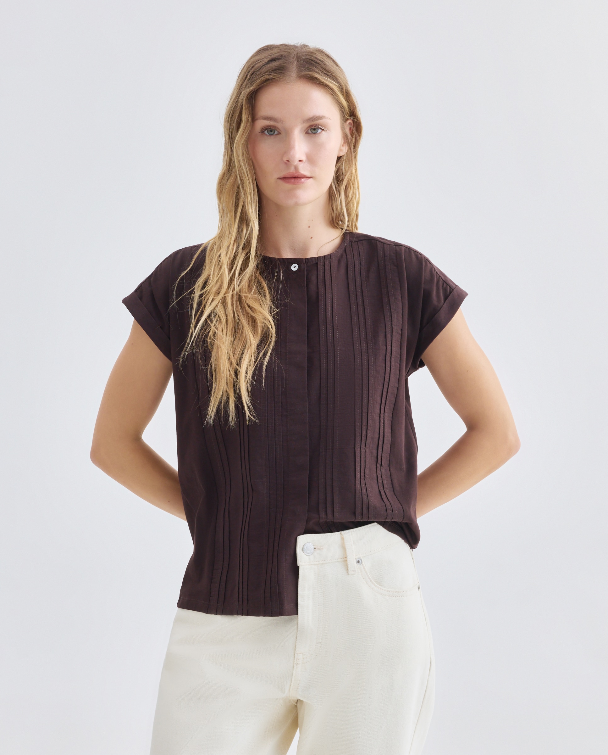 Imagen 0 de Camiseta abotonada de mujer cuello caja combinada