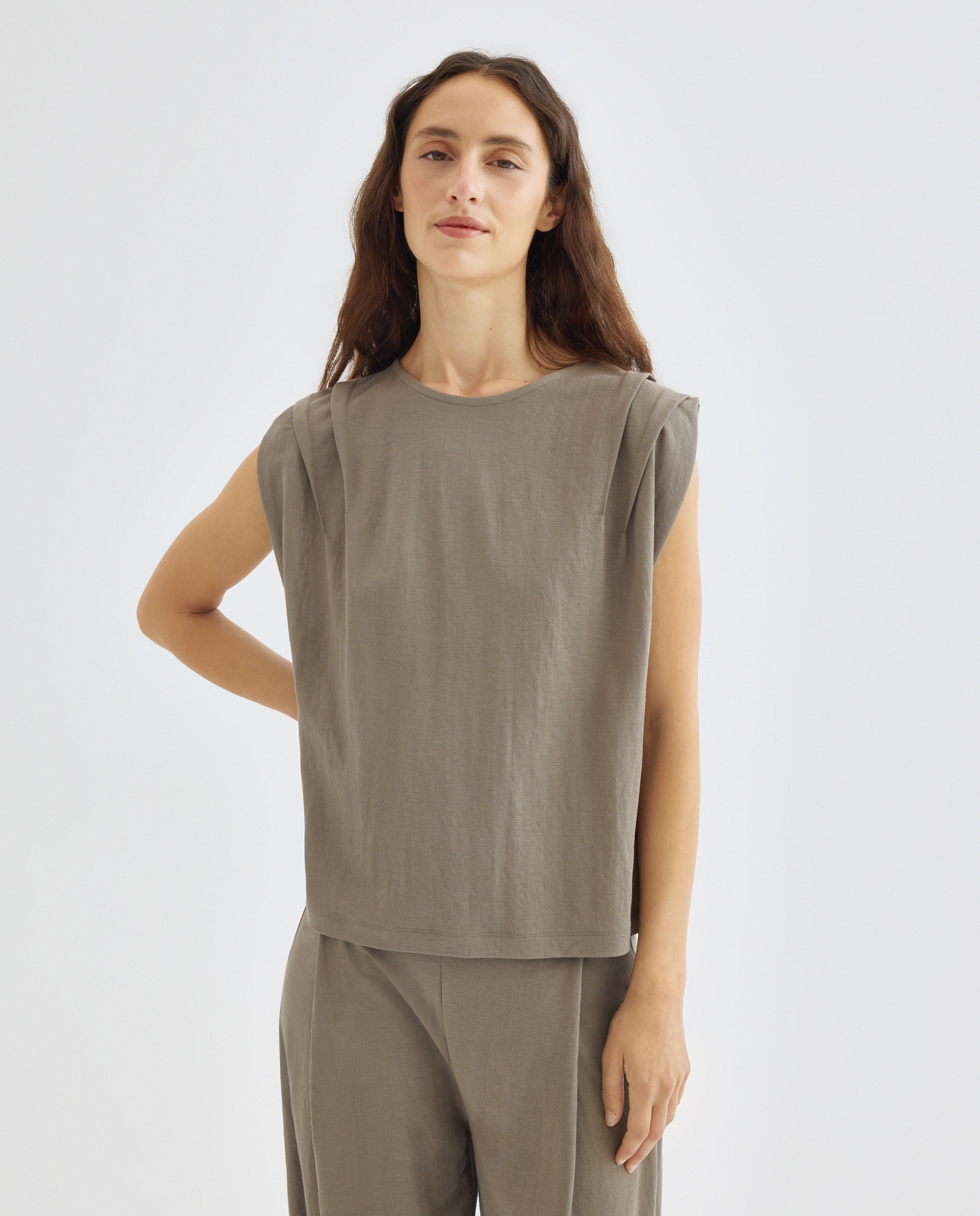 Imagen 0 de Camiseta de mujer cuello caja frunces en hombros