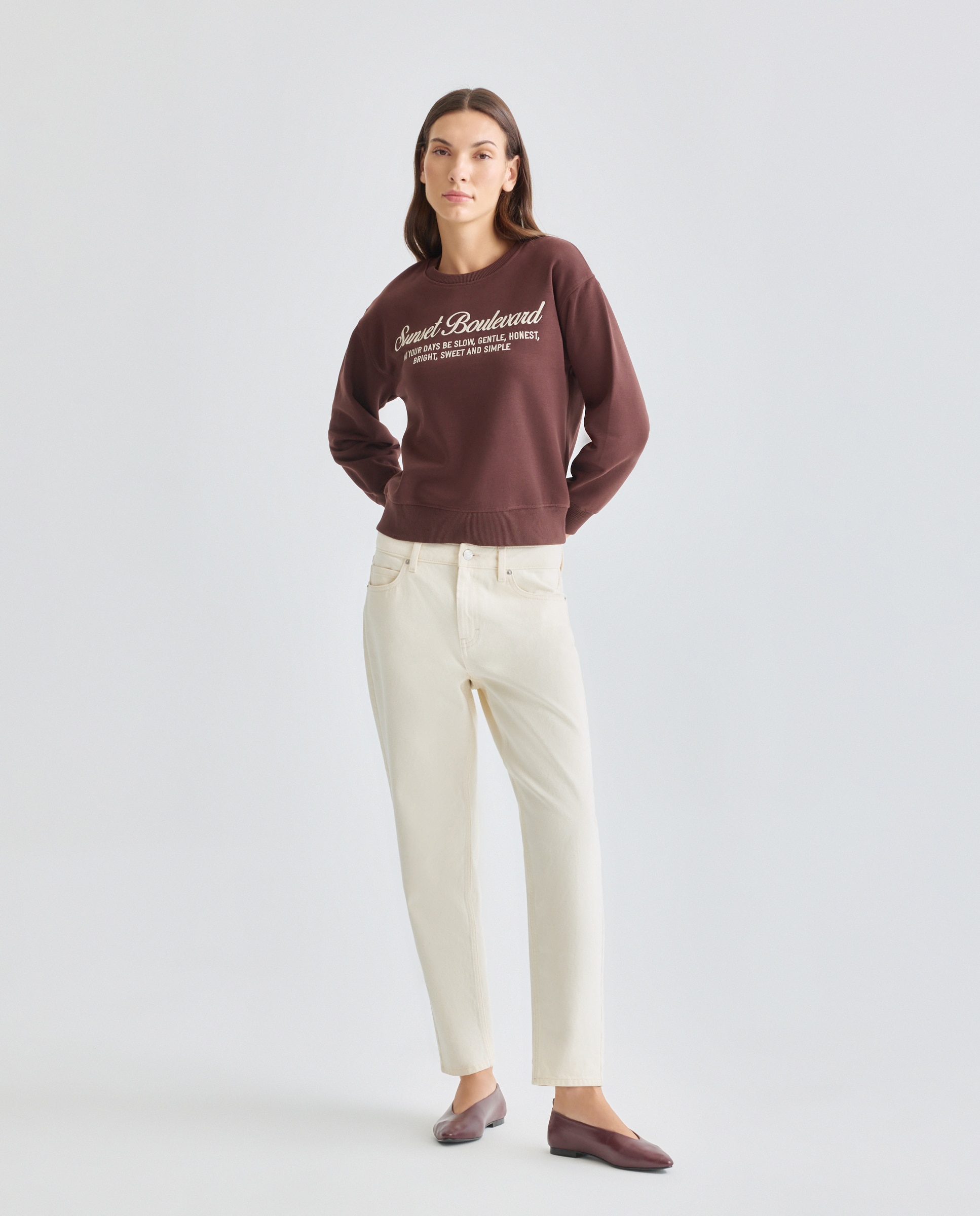 Sudadera de mujer cuello caja y texto bordado Marrón-2