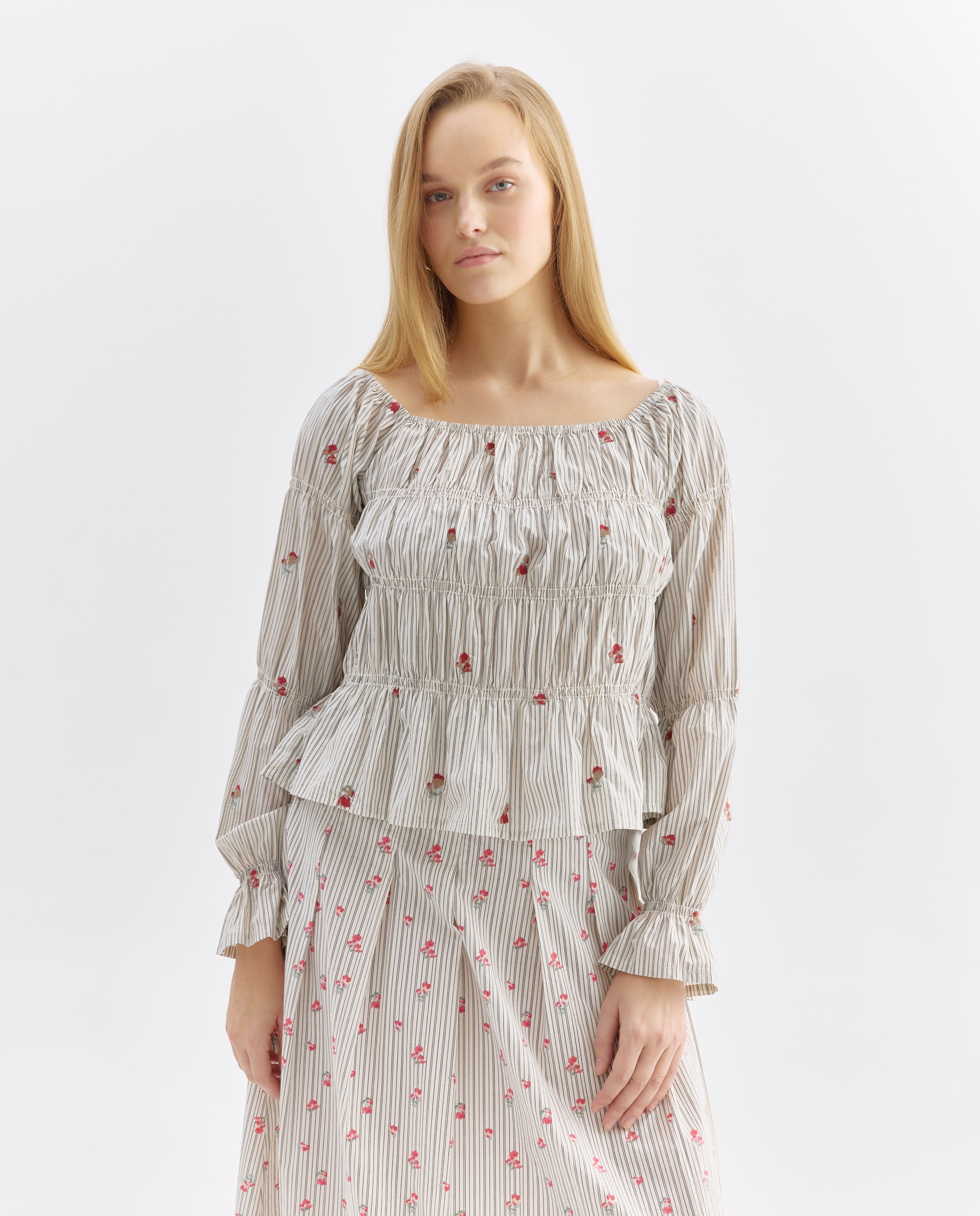 Imagen 0 de Blusa de mujer de flores bordada