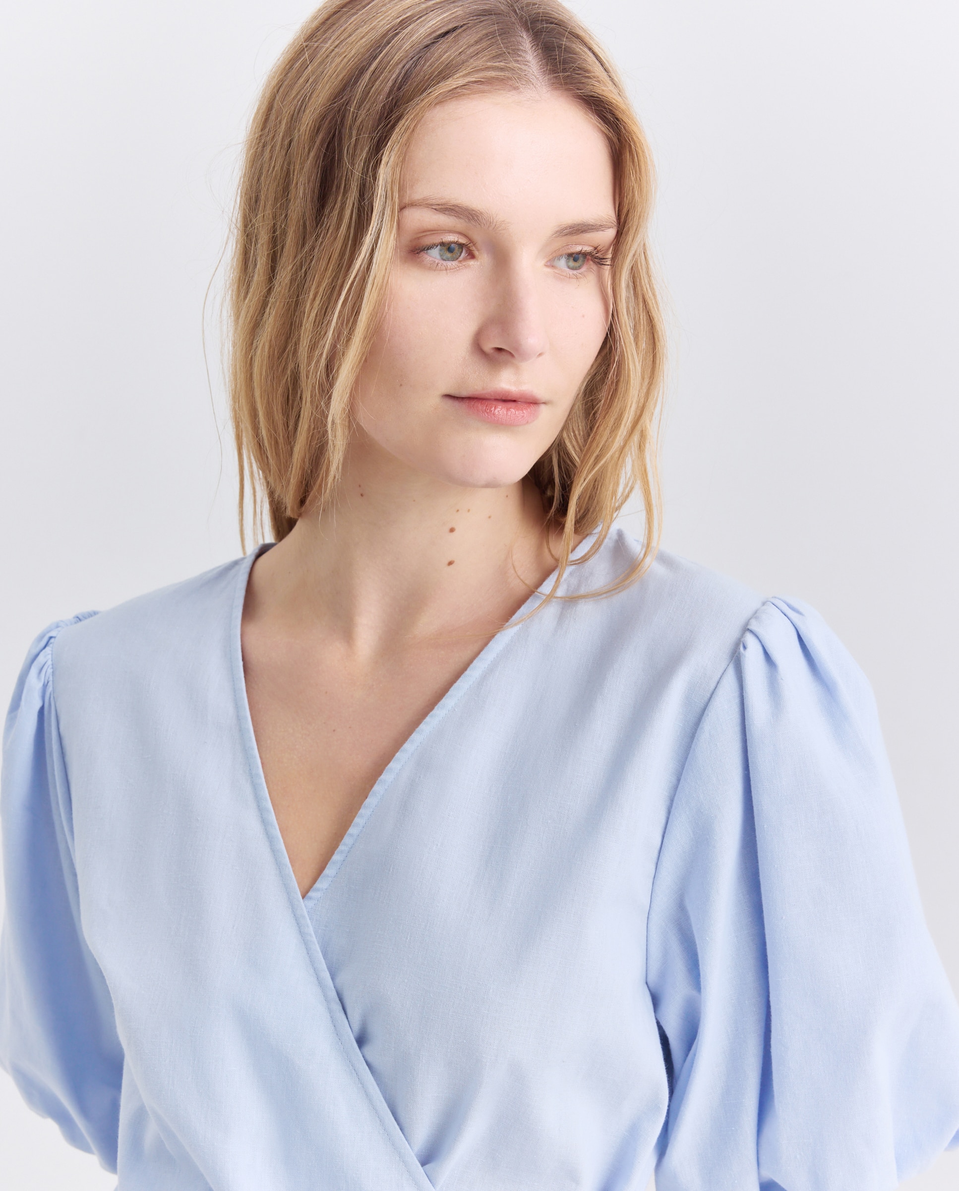Blusa de mujer cruzada con manga abullonada 400 Azul-2