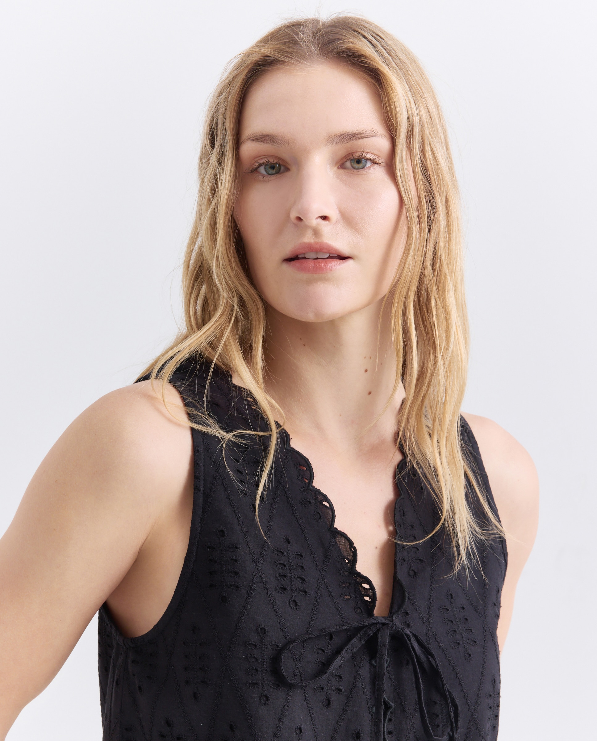 Imagen 0 de Blusa de mujer bordada con lazadas total look