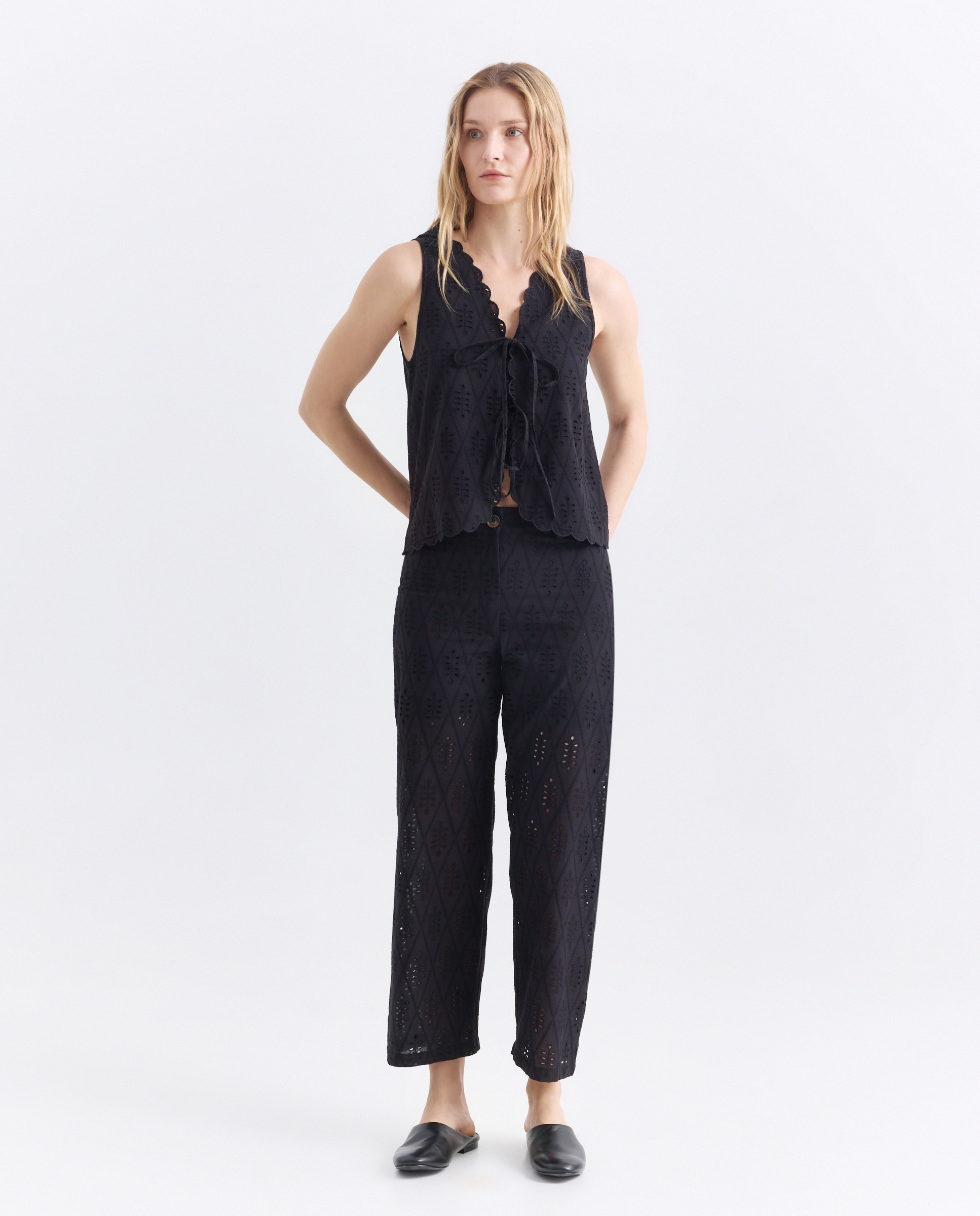 Blusa de mujer bordada con lazadas total look Negro-2