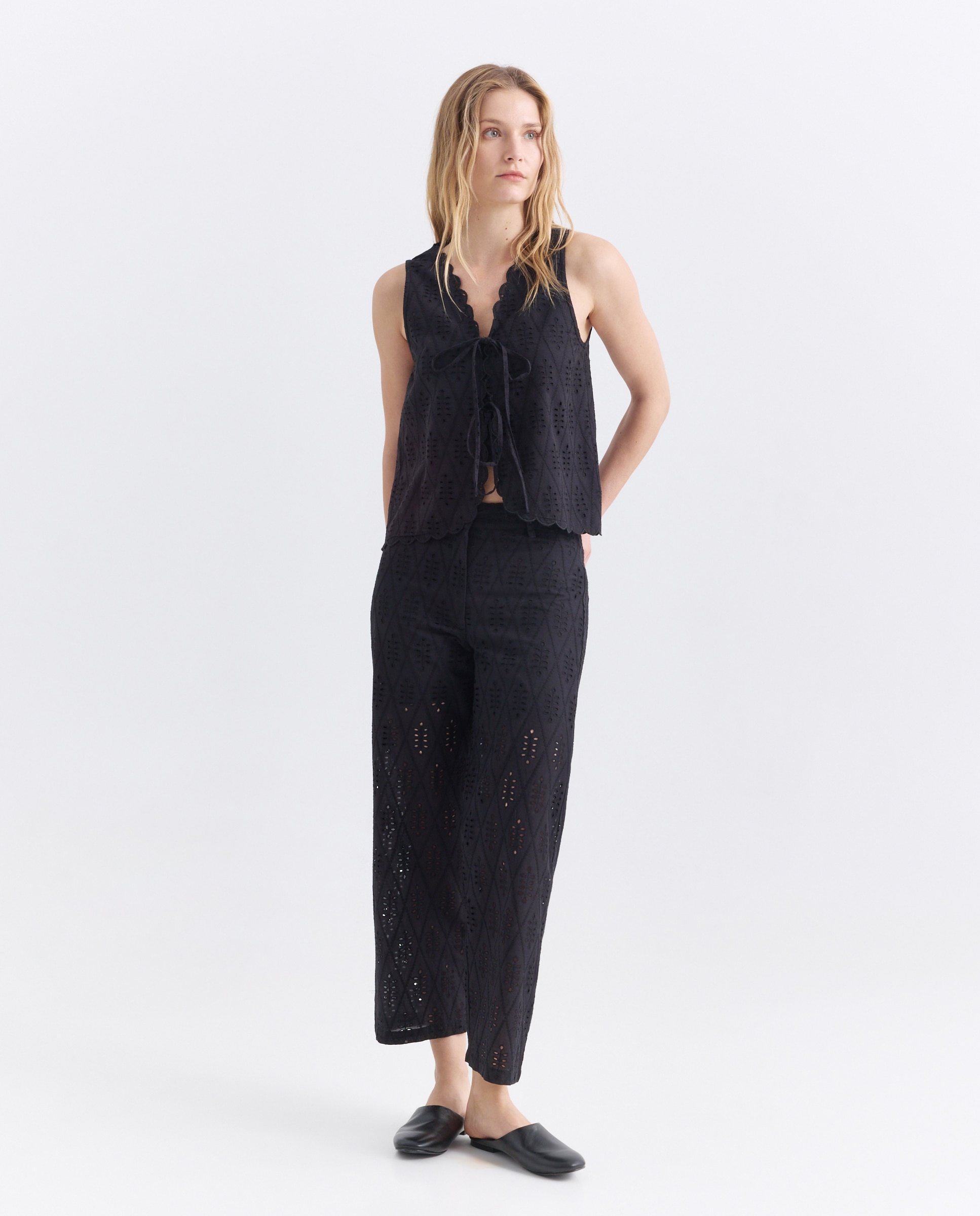 Imagen 0 de Pantalón de mujer bordado total look