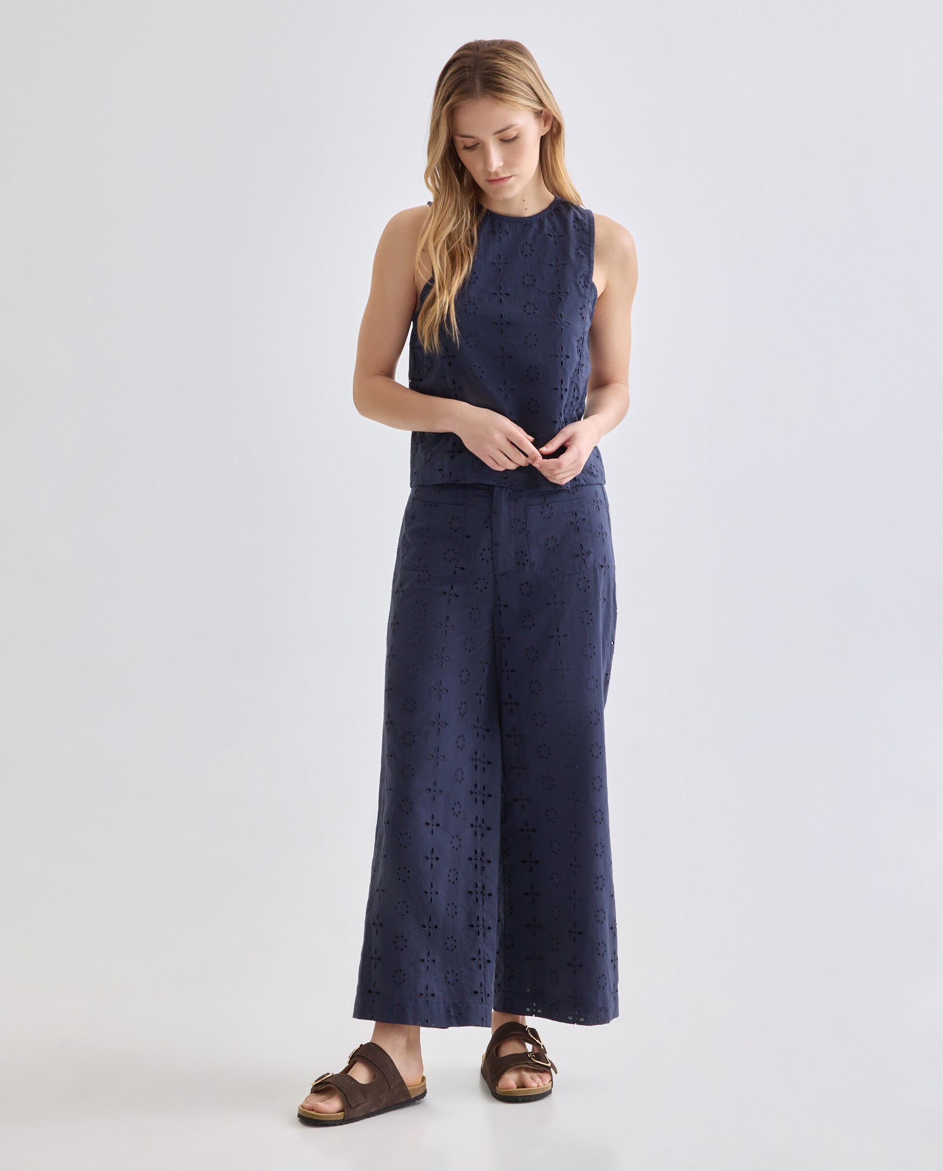 Imagen 0 de Pantalón de mujer bordado total look