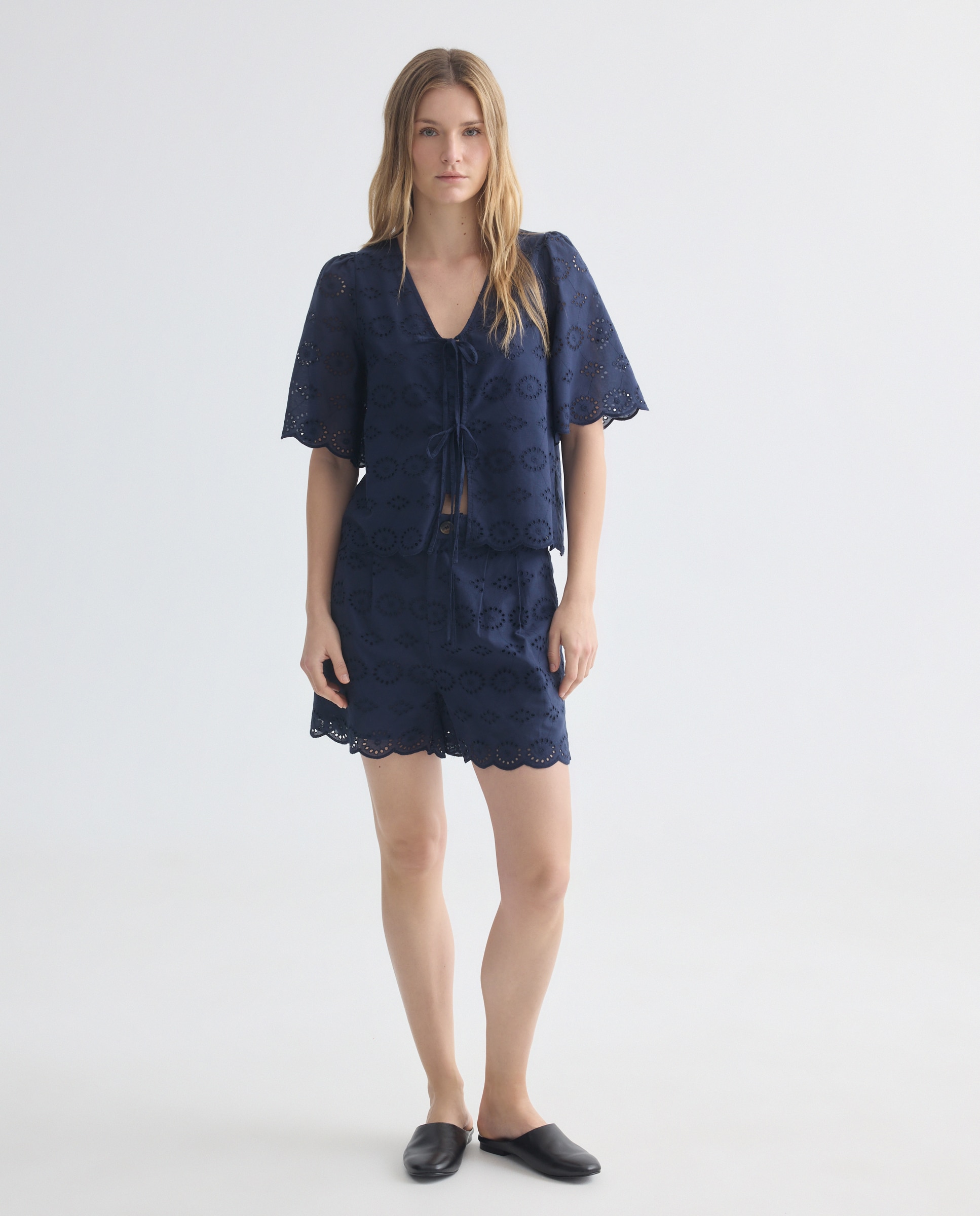 Imagen 0 de Short de mujer bordado total look