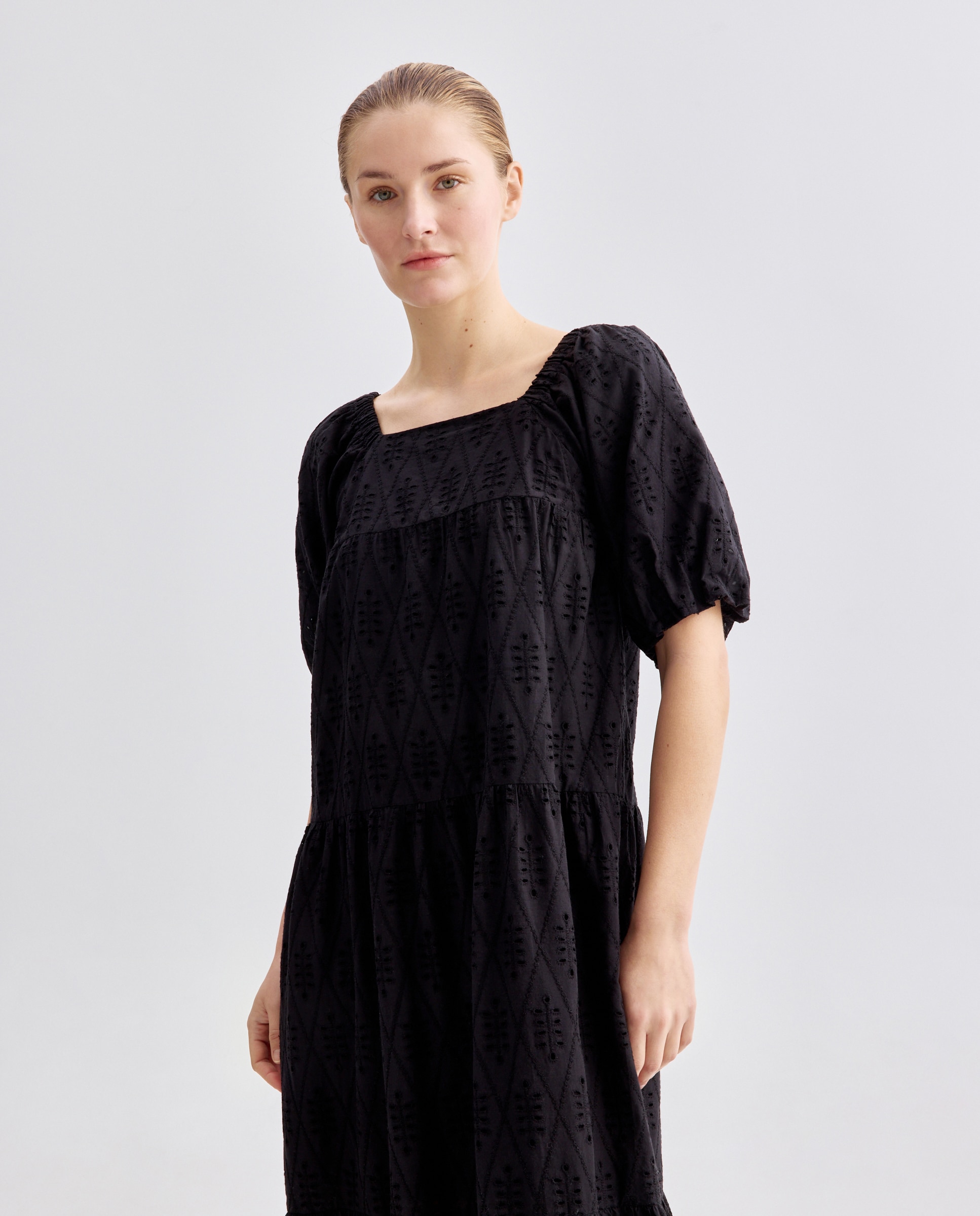 Vestido bordado de mujer con escote cuadrado Negro-2