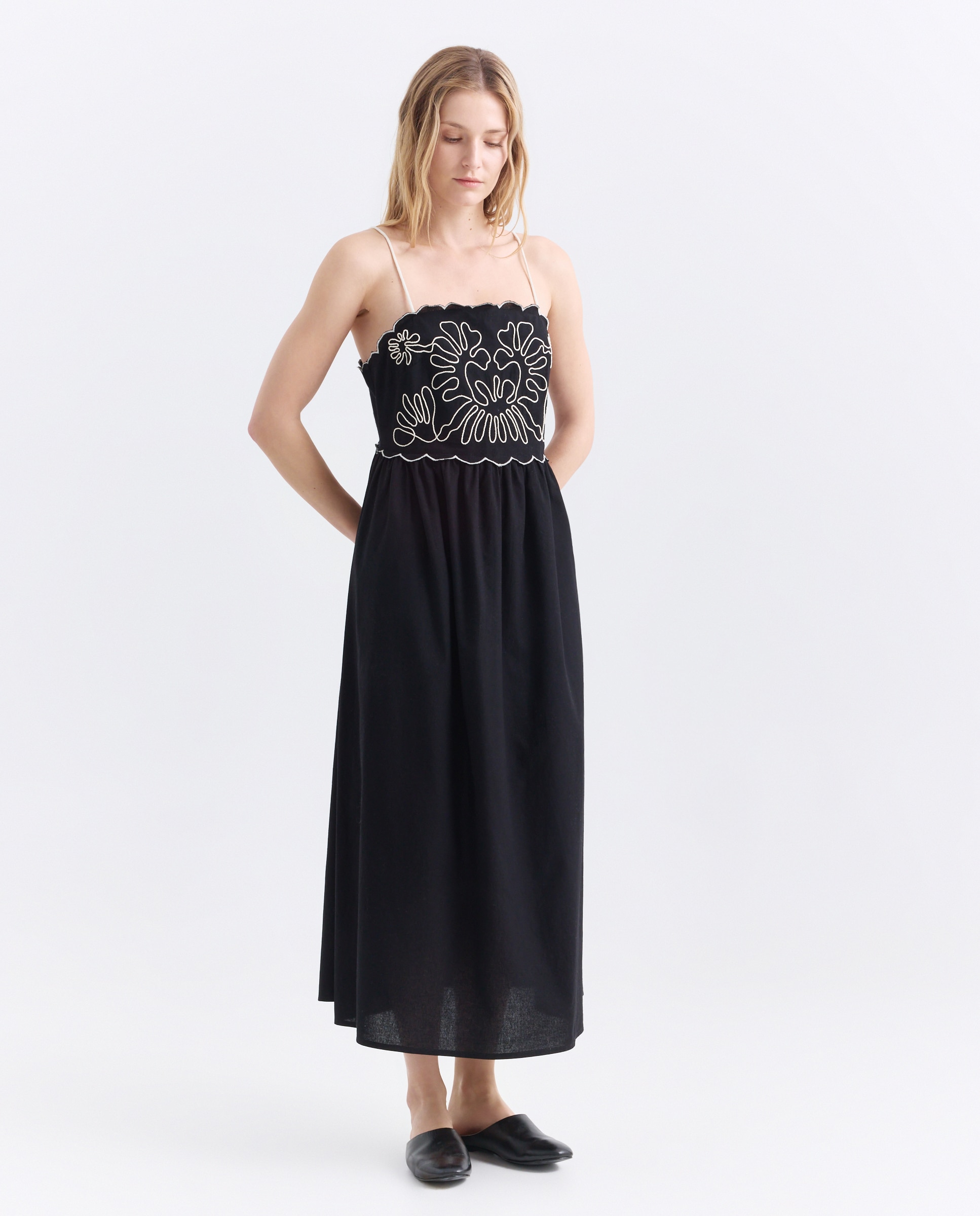 Vestido de mujer con pechera bordada Negro-2