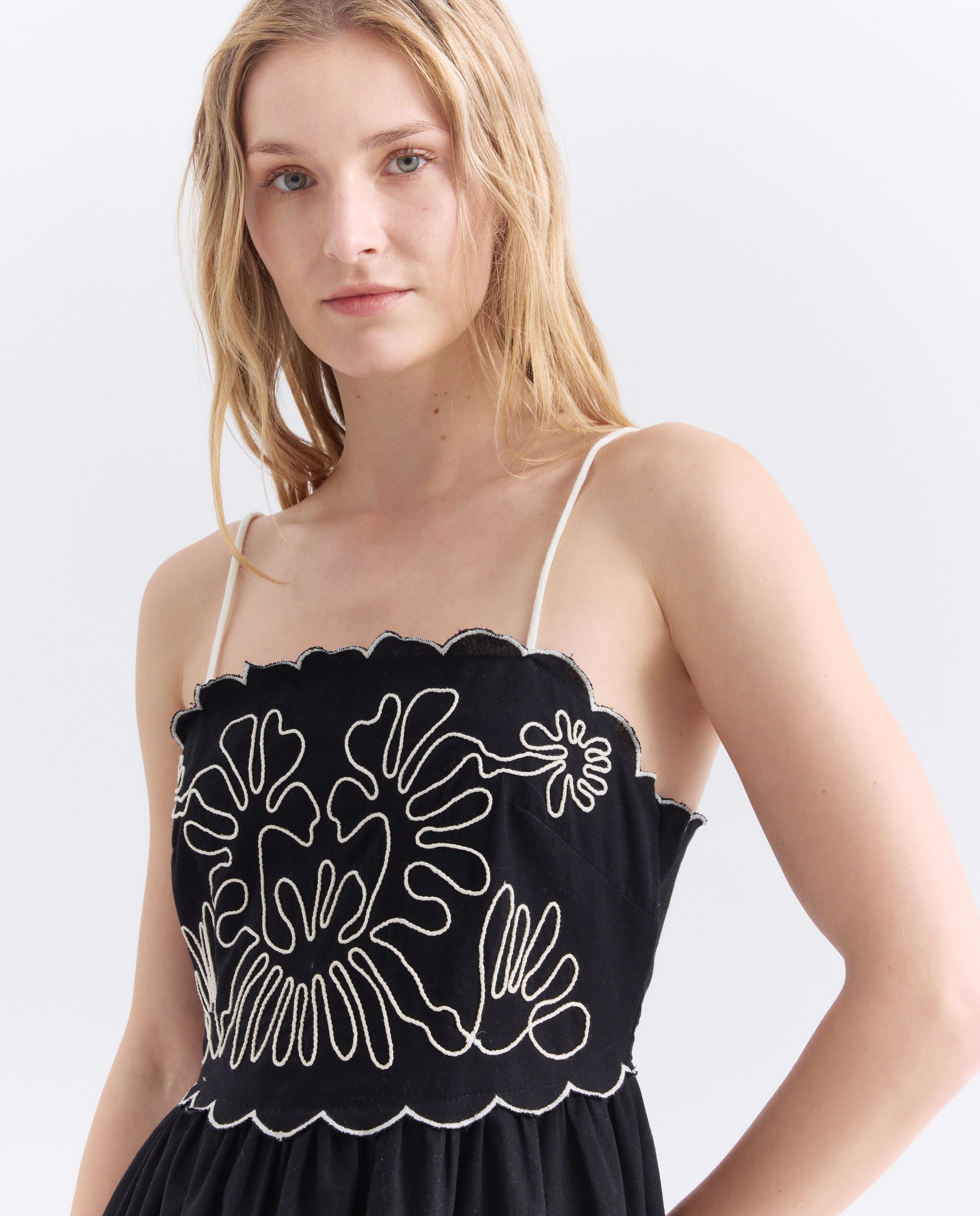 Vestido de mujer con pechera bordada Negro-4