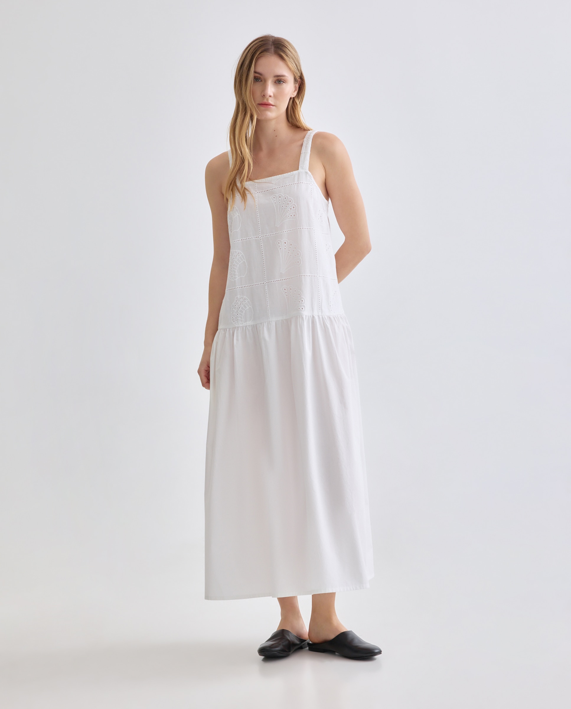 Imagen 0 de Vestido de mujer bordado