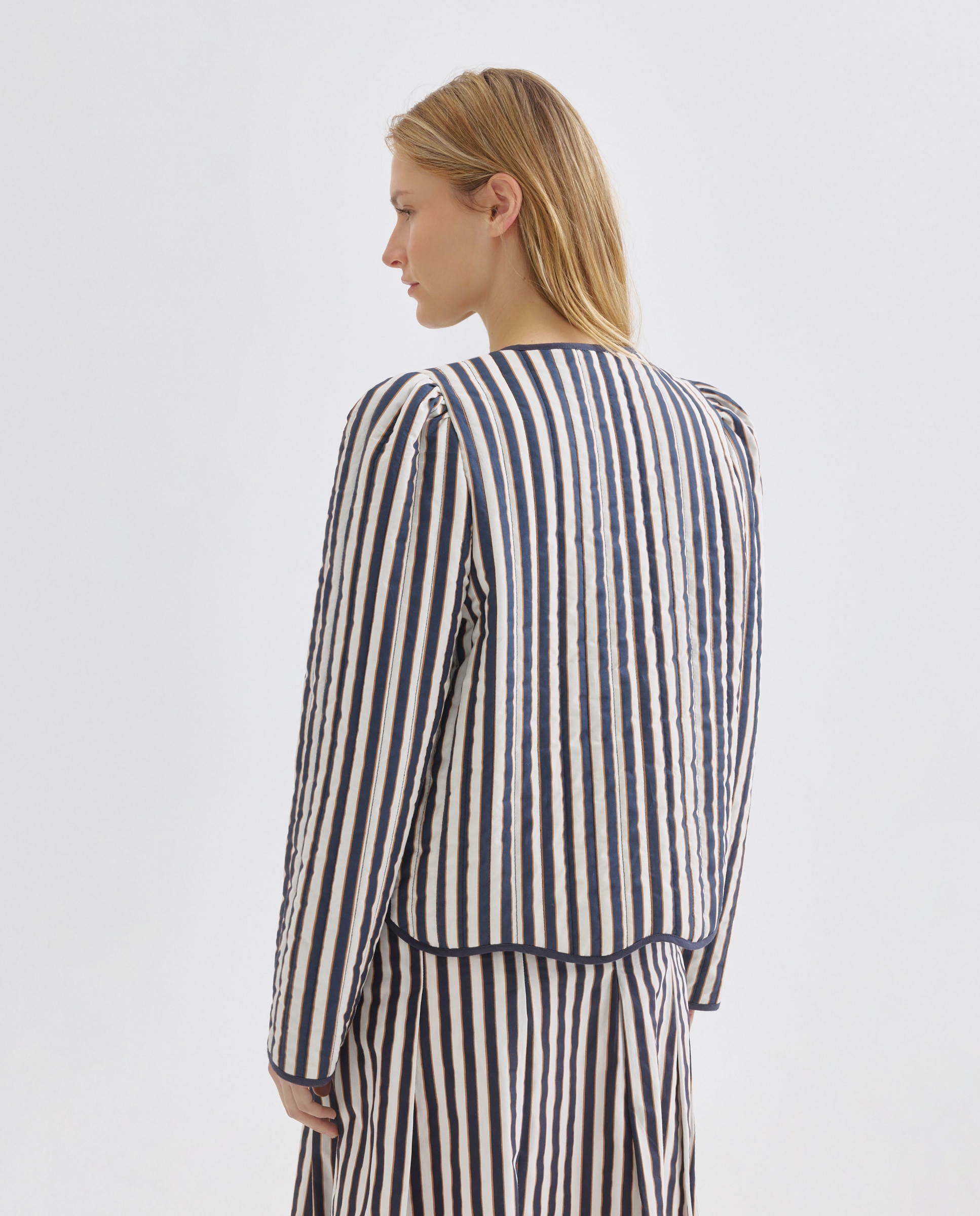 Chaqueta de mujer de rayas con manga abullonada total look Marrón-3