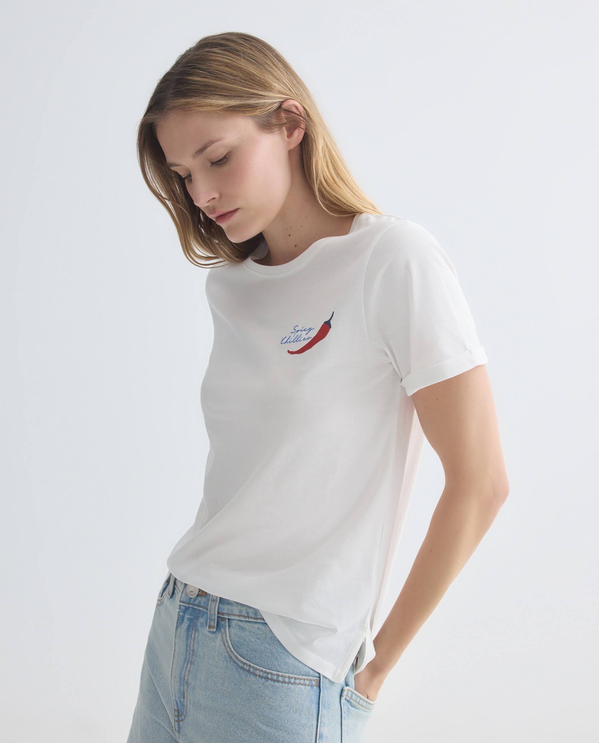 Imagen 0 de Camiseta de mujer cuello caja detalles bordados