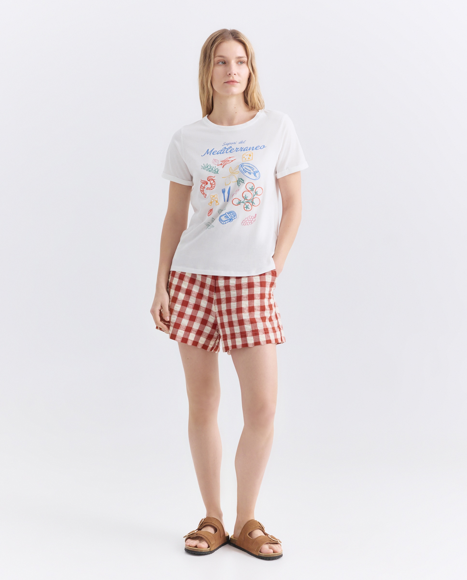 Imagen 0 de Camiseta de mujer cuello caja detalles bordados