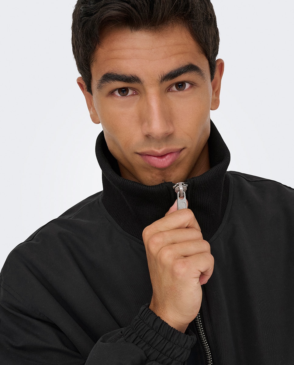 Casaco Regular Fit com Gola Alta Preto-4