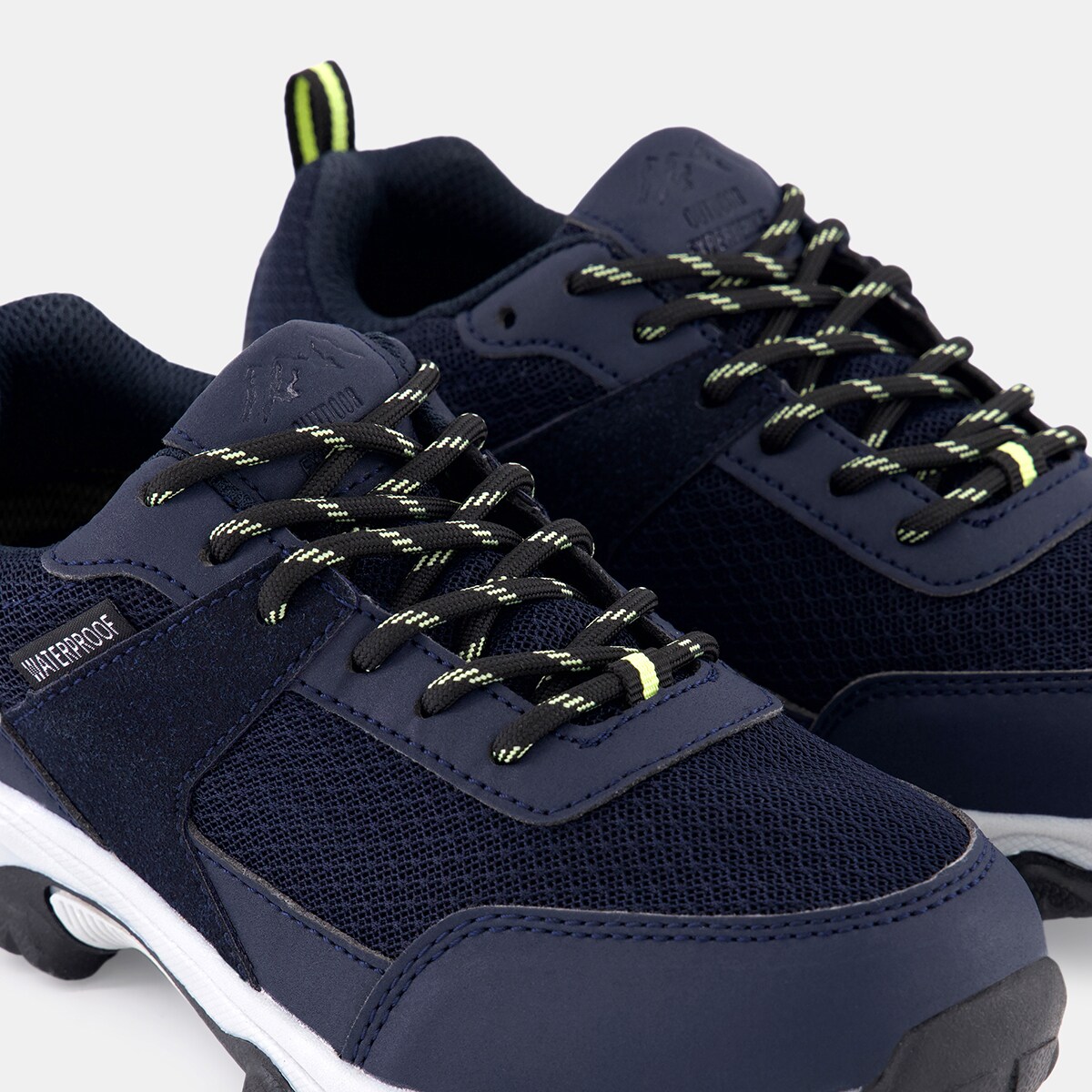 Zapatilla de senderismo infantil con cordones y membrana