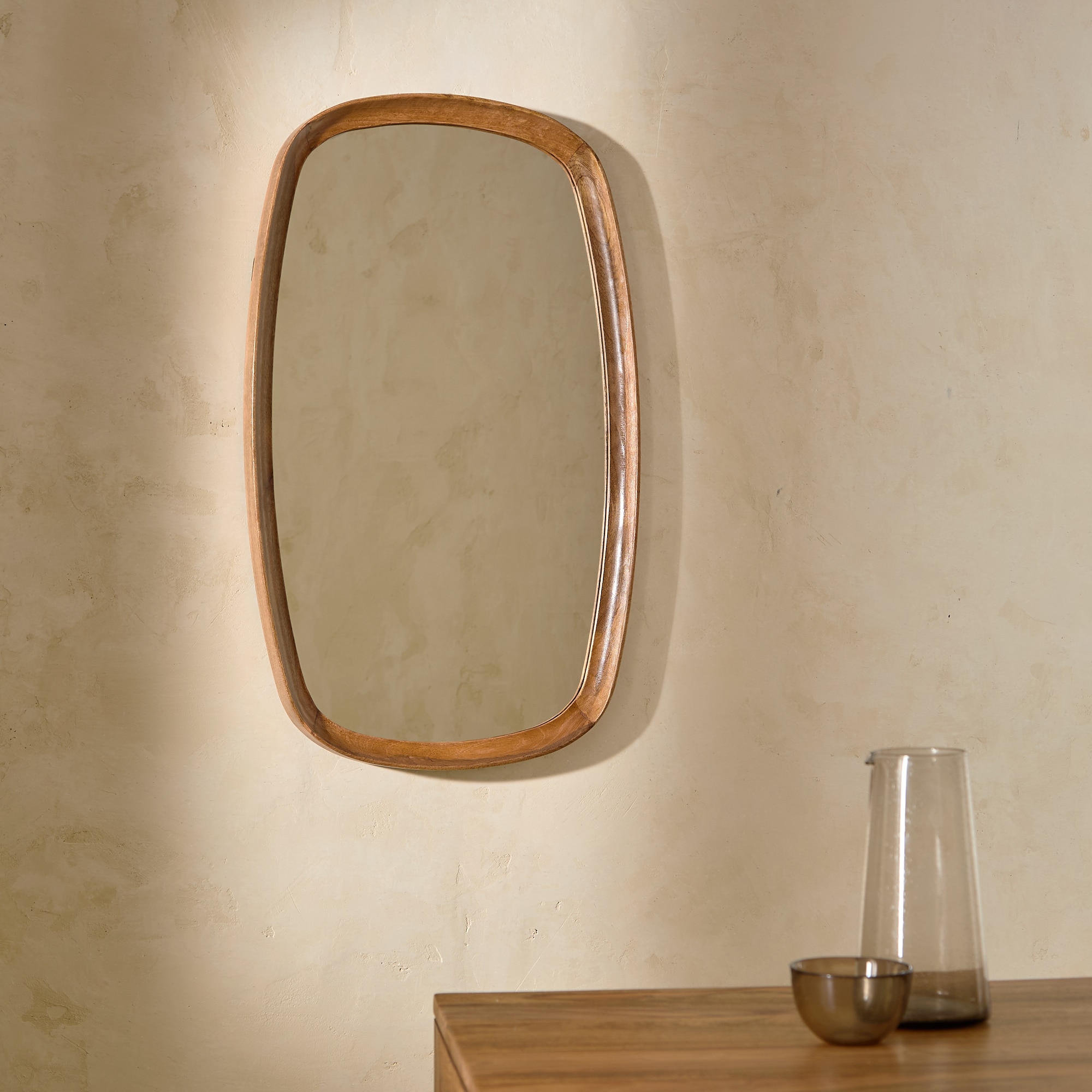 Imagem 0 de Espelho de Parede Oval de Madeira de Mangueira Bruno
