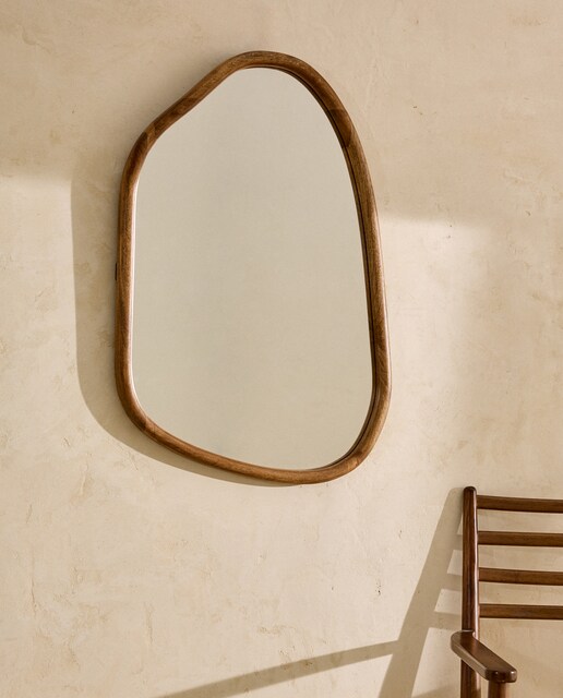 Espejo de pared orgánico de madera de mango Bruno