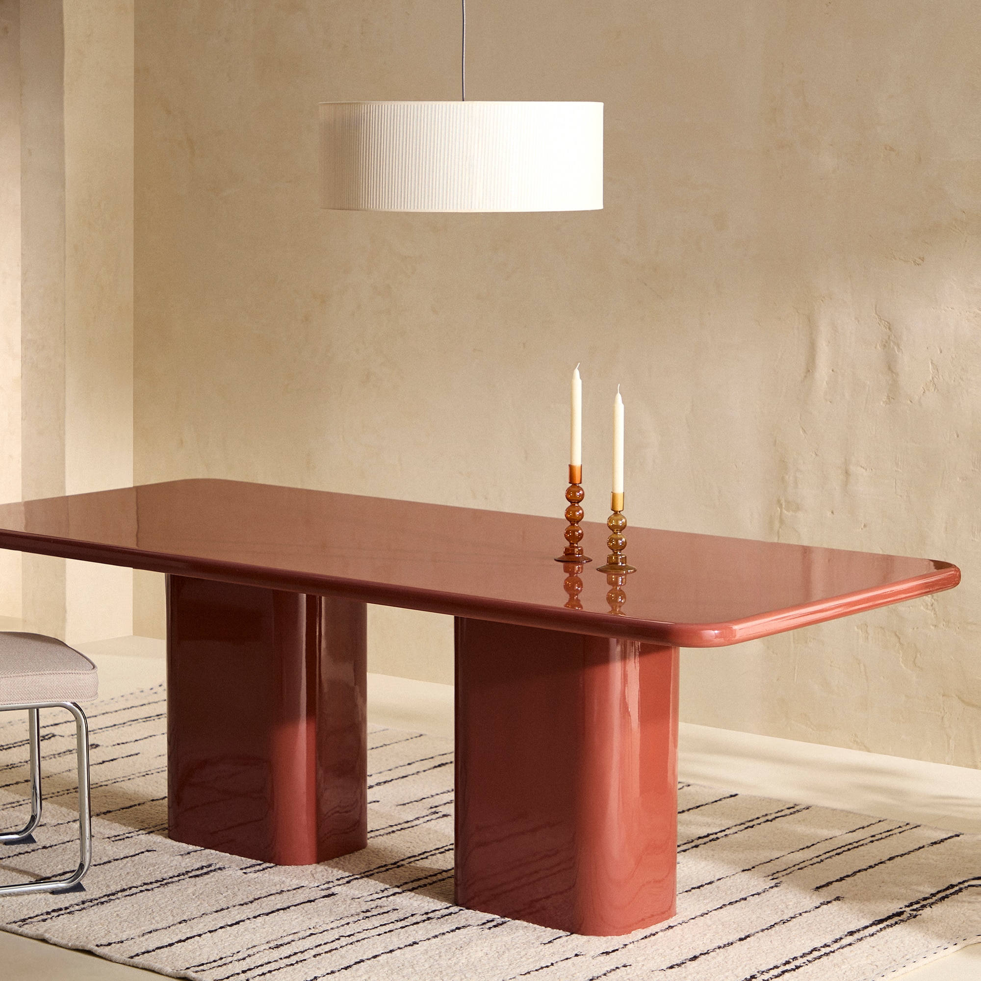 Imagem 0 de Mesa com Acabamento Lacado Mara