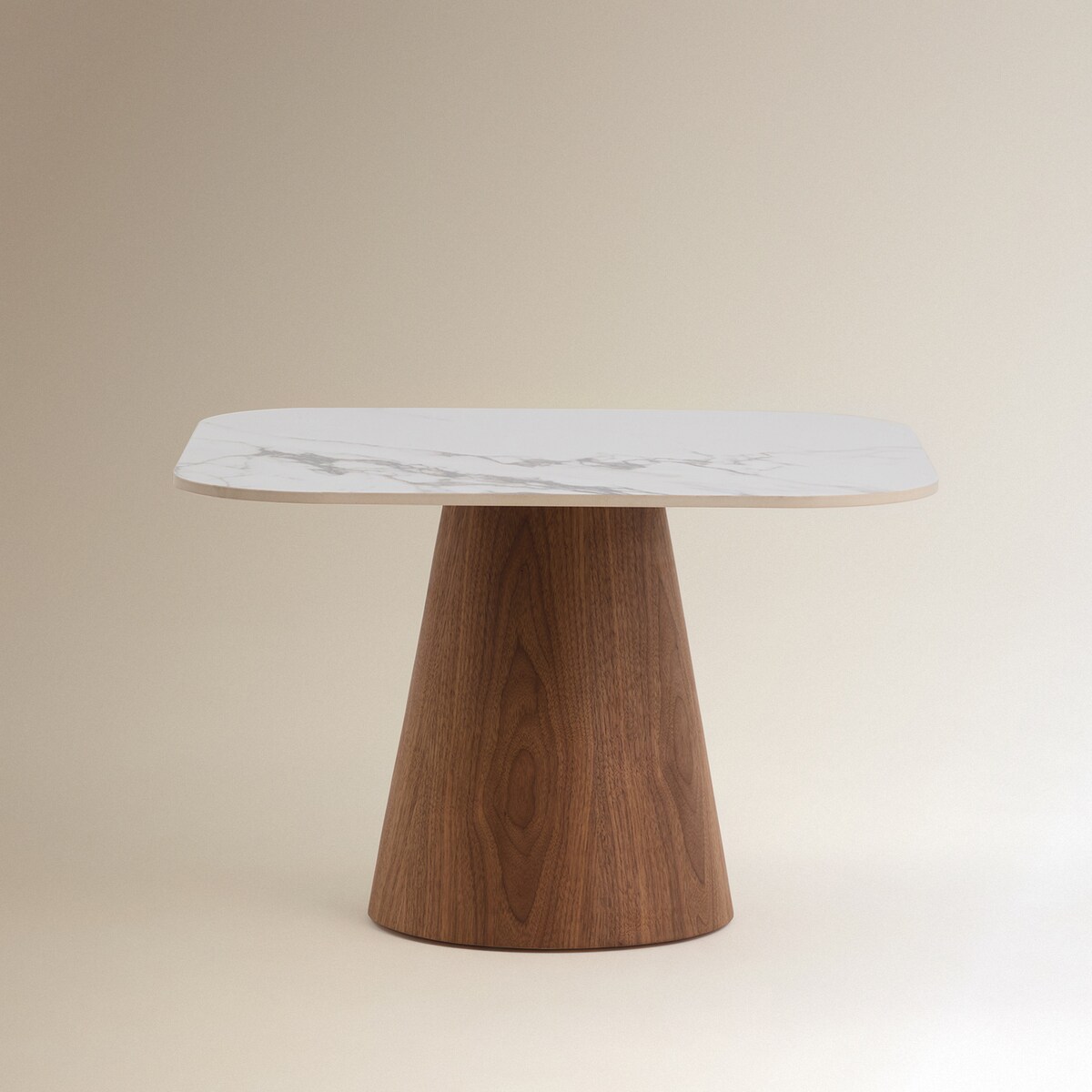 Mesa de Centro Alta de Madeira de Nogueira Adami Nogueira-3