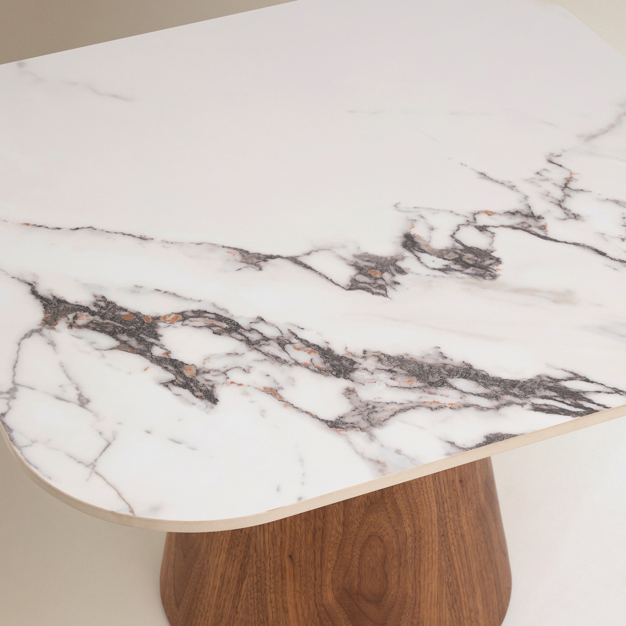 Mesa de Centro Alta de Madeira de Nogueira Adami Nogueira-4