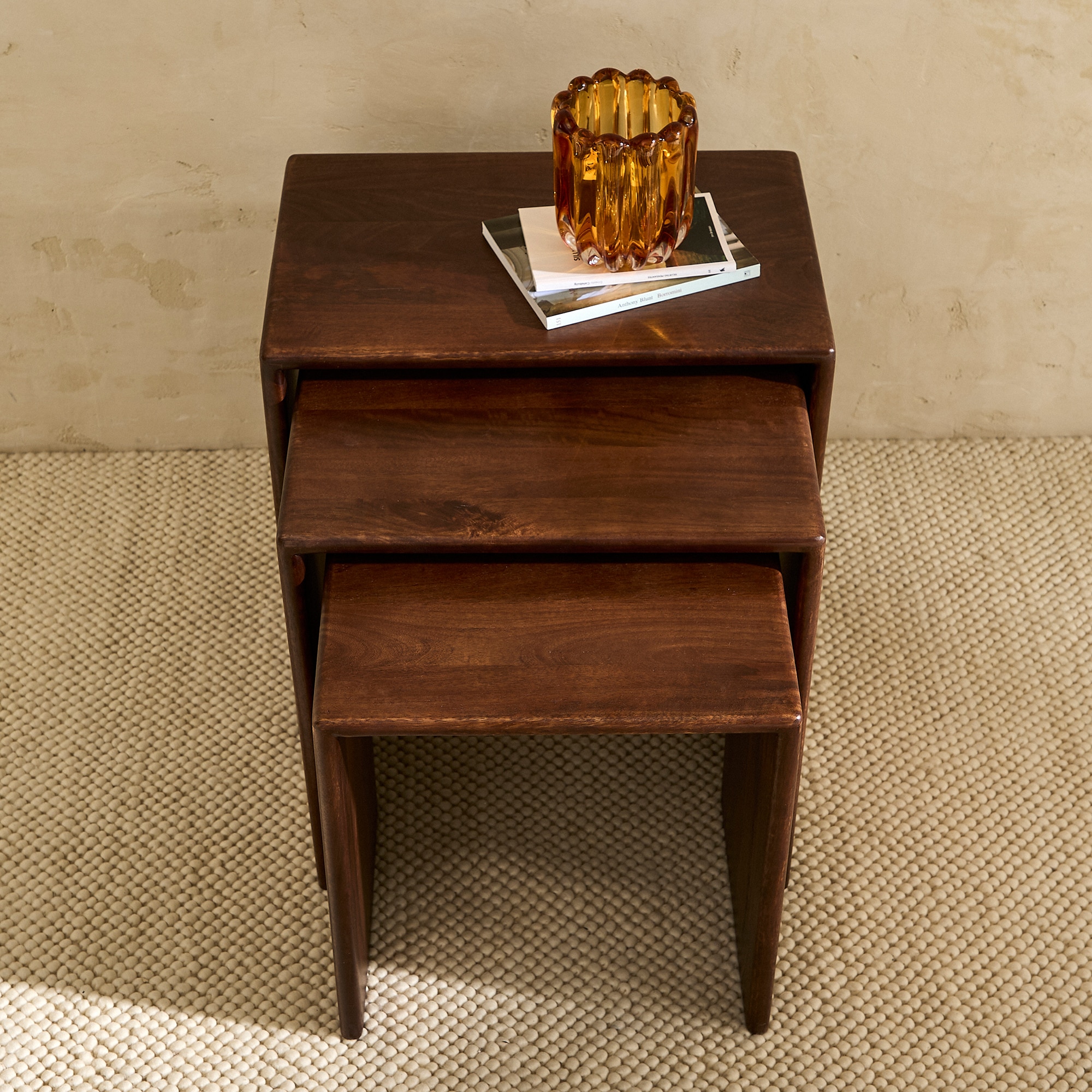 Imagem 0 de Conjunto de 3 Mesas Auxiliares Ninho de Madeira de Mangueira Kenia