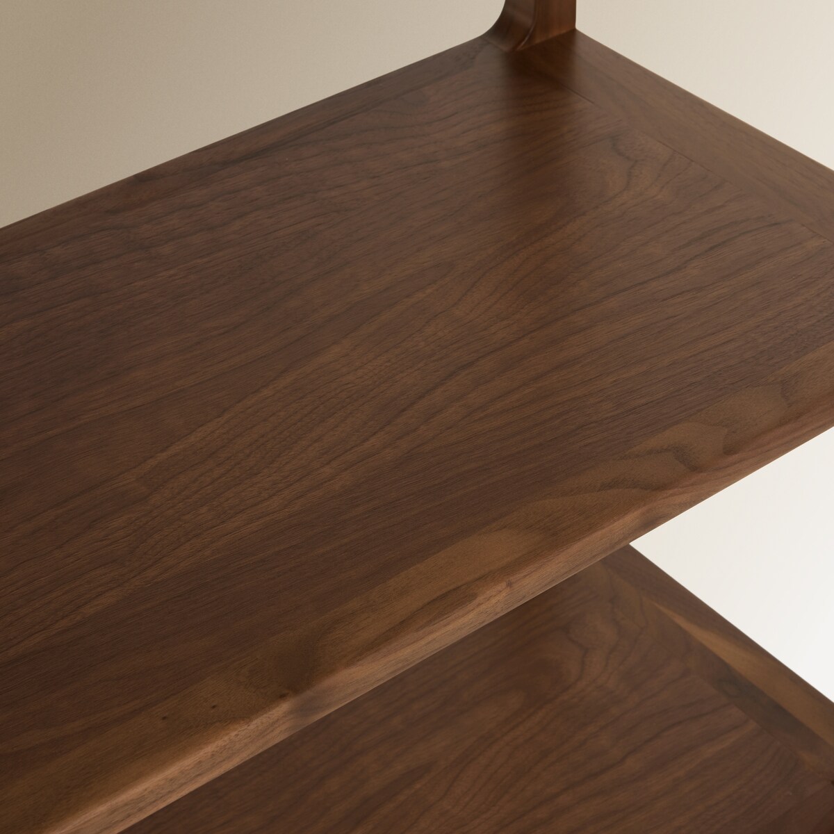 Estante Alta de Madeira de Nogueira Paul Nogueira-5