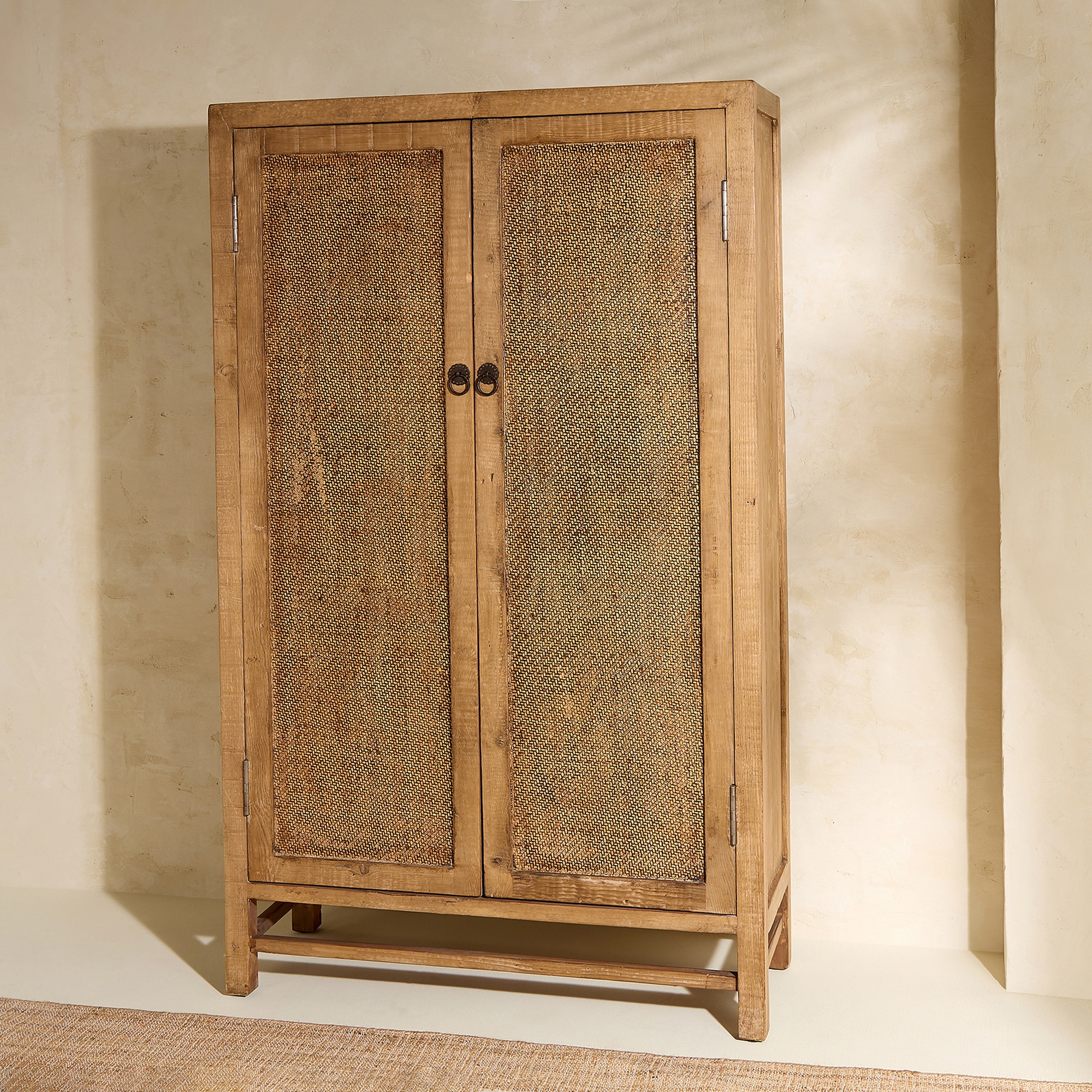 Imagem 0 de Armário de Pinho Reciclado Manado