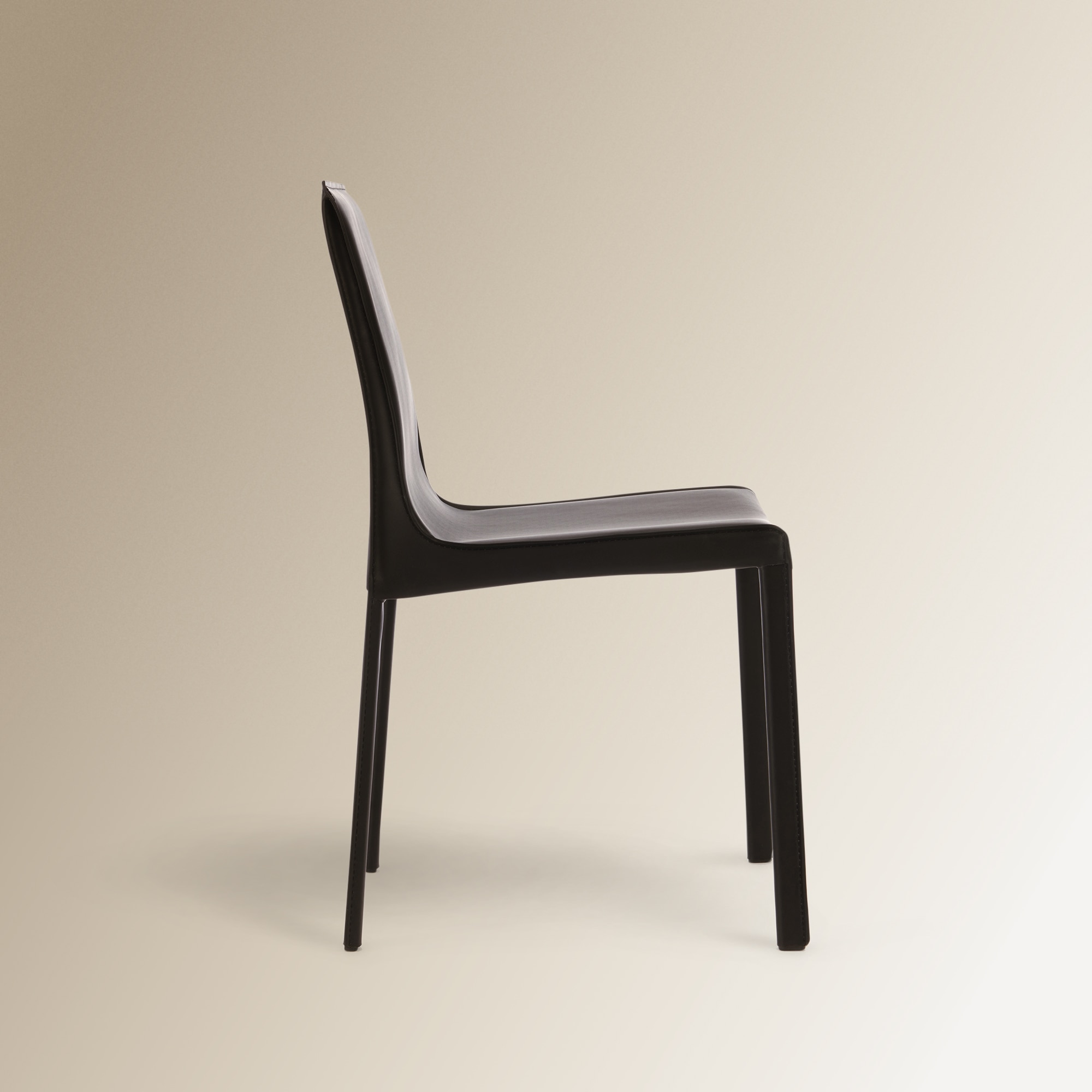 Cadeira em Pele Regenerada Módena Preto-4