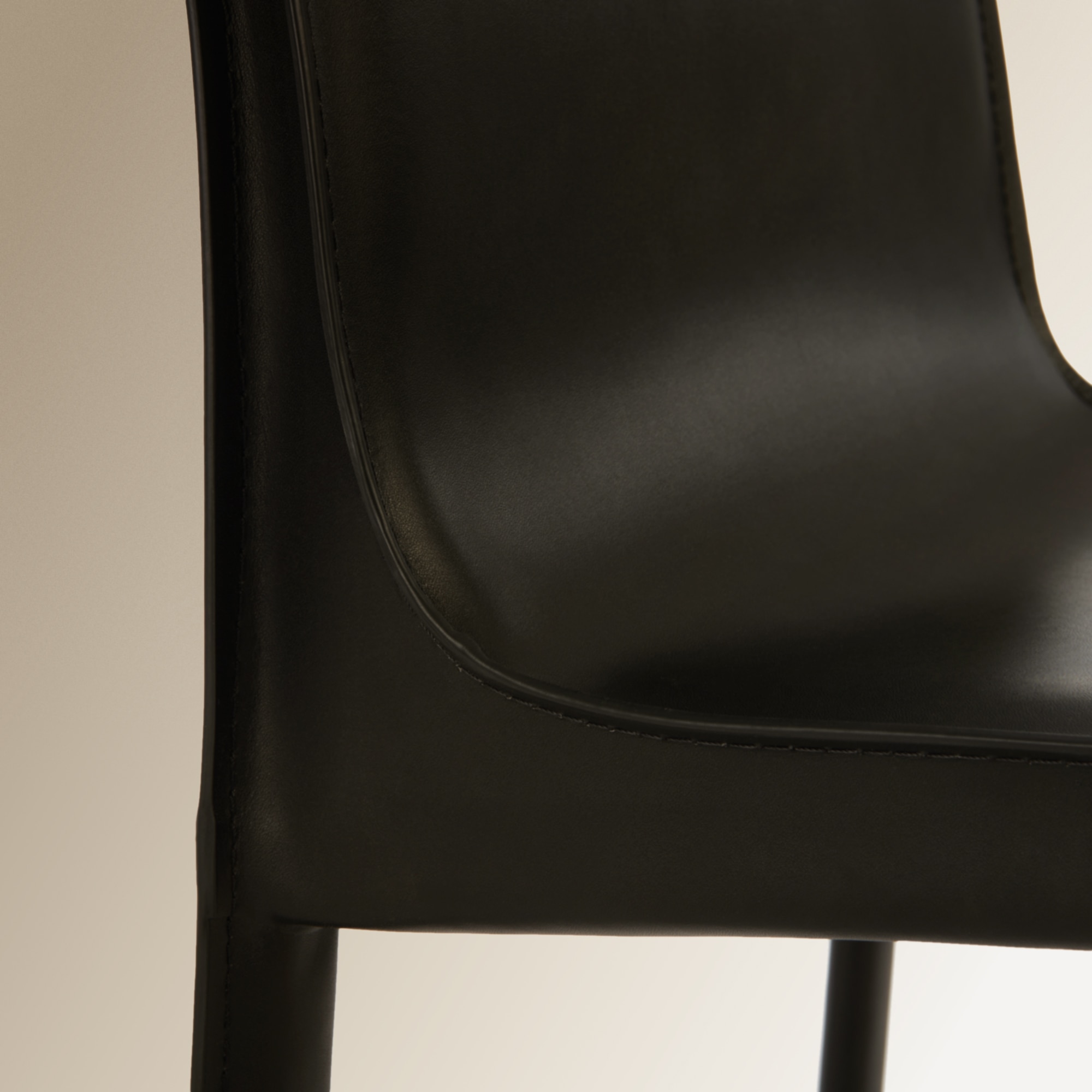 Cadeira em Pele Regenerada Módena Preto-6
