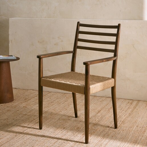 Sillón de madera de nogal y ratán Budy