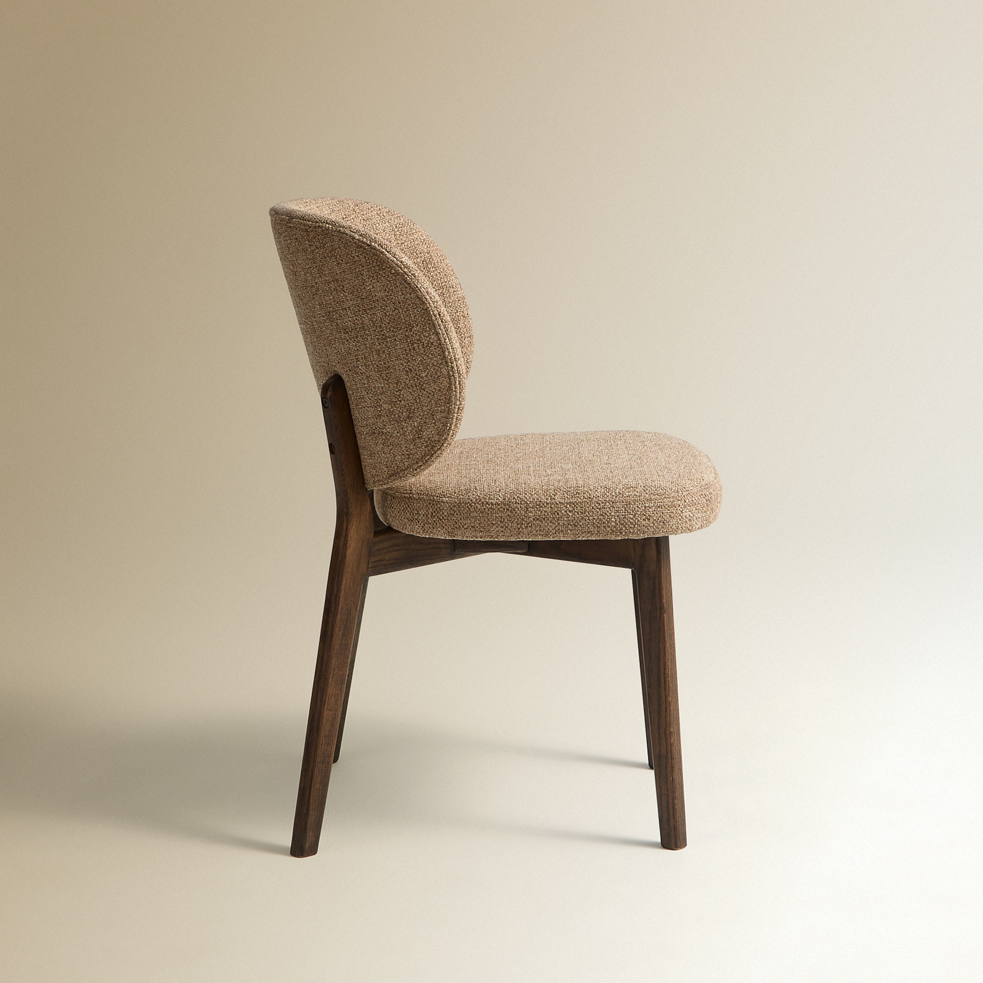 Cadeira estofada Chris Castanho-4