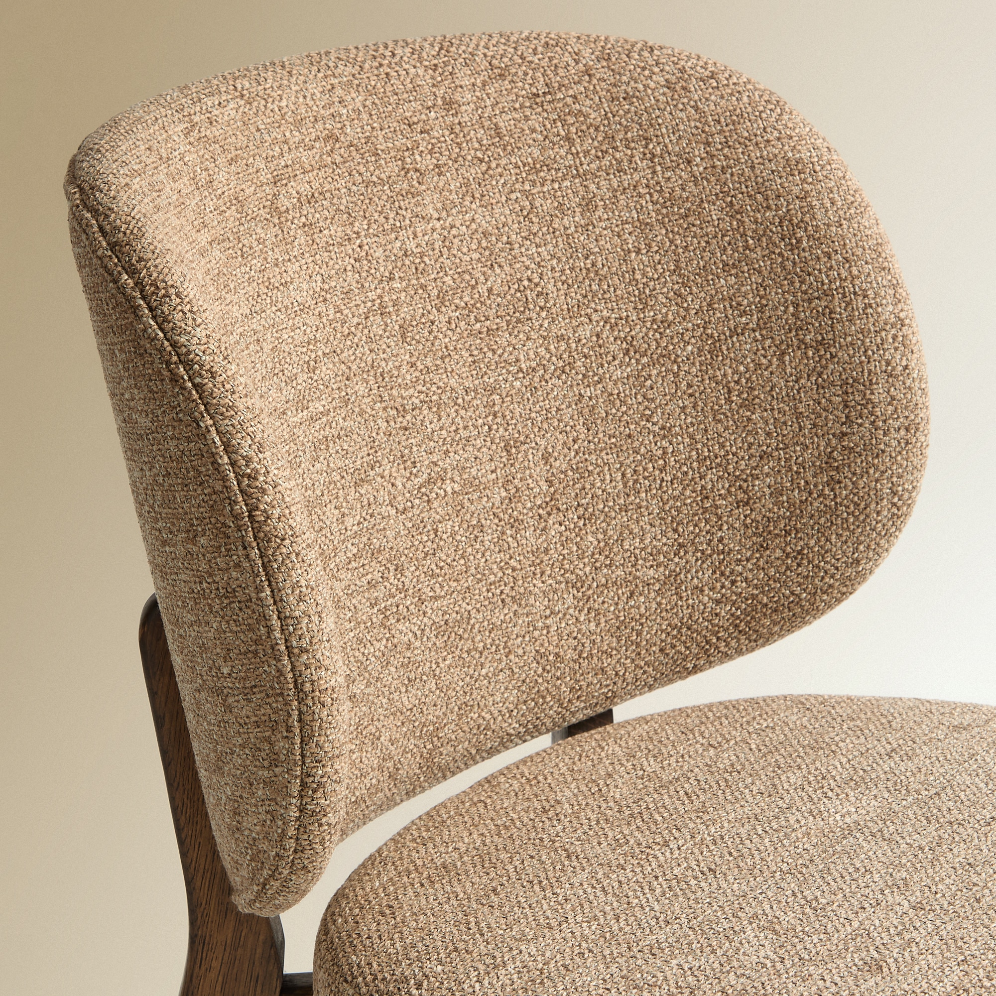 Cadeira estofada Chris Castanho-6