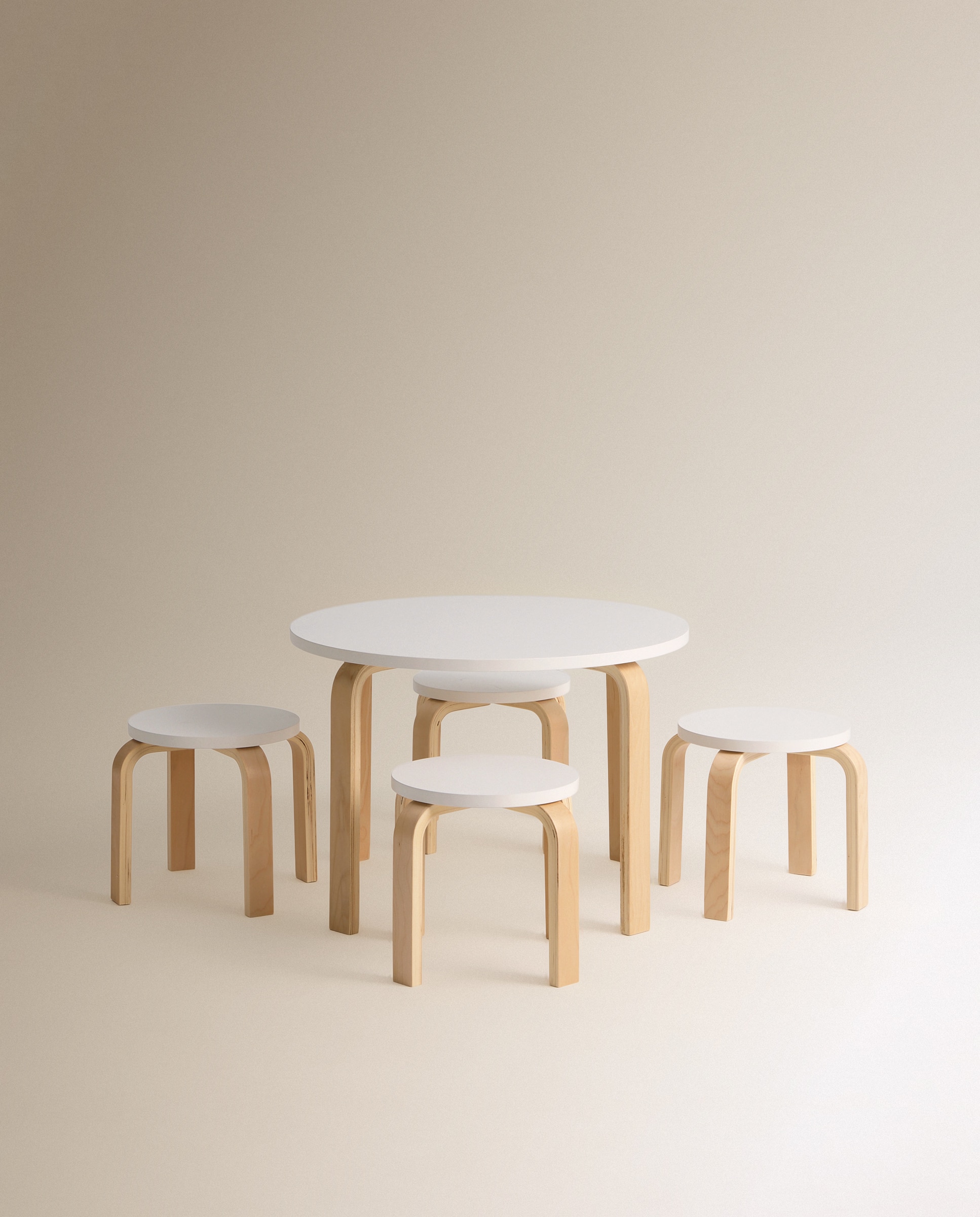 Imagem 0 de Conjunto Infantil de Mesa + 4 Bancos de Madeira de Faia Moon