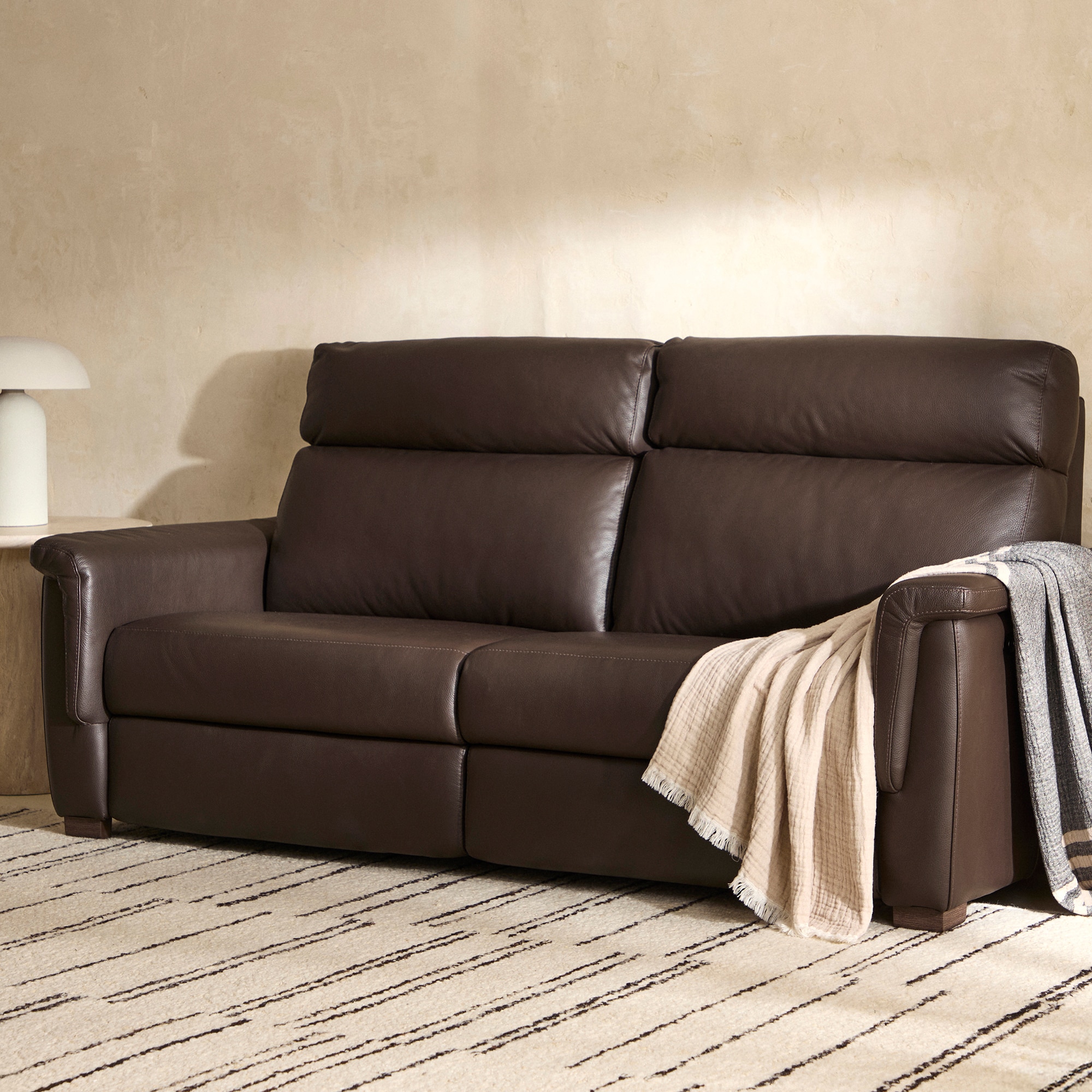 Imagem 0 de Sofá de 3 Lugares em Pele com 2 Assentos de Relax Elétrico Ego