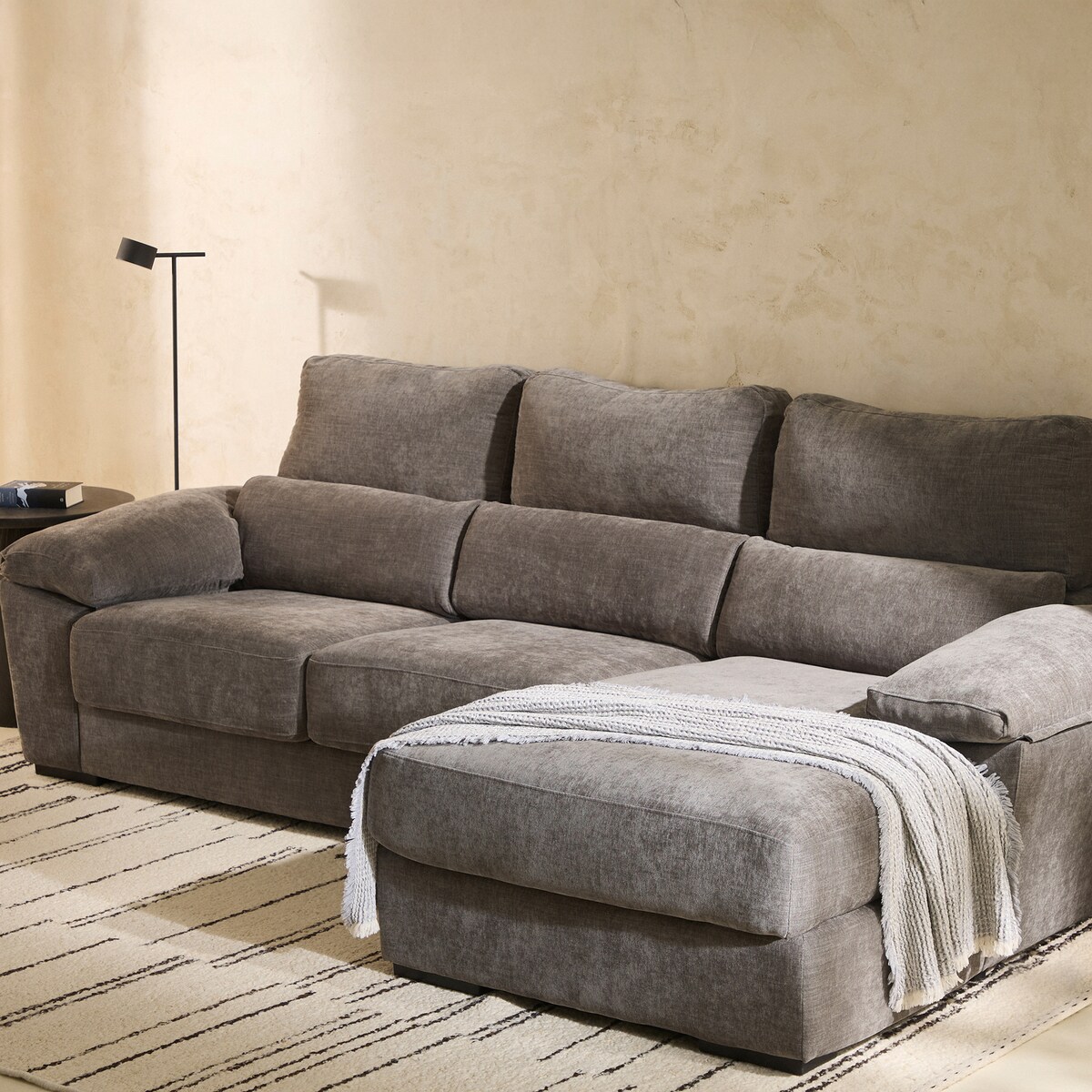 Imagen 0 de Sofá tapizado de 5 plazas con asientos deslizantes y chaiselongue derecha con arcón Cloud El Corte Inglés Gris ceniza