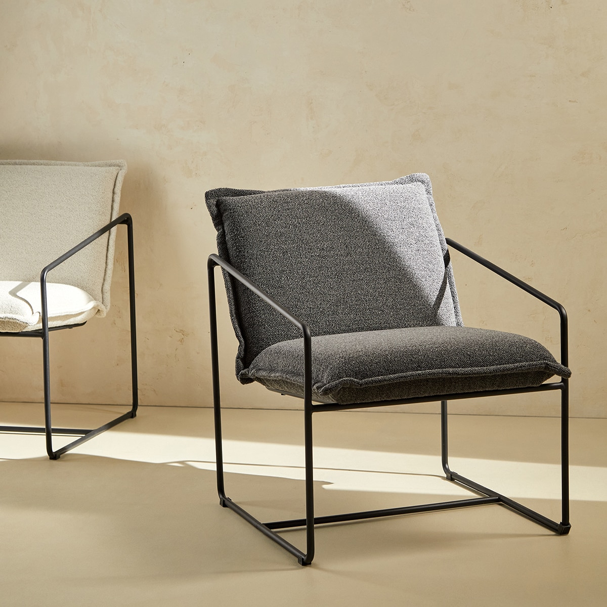 Imagem 0 de Poltrona em Tecido Bouclé e Braço de Metal Habana