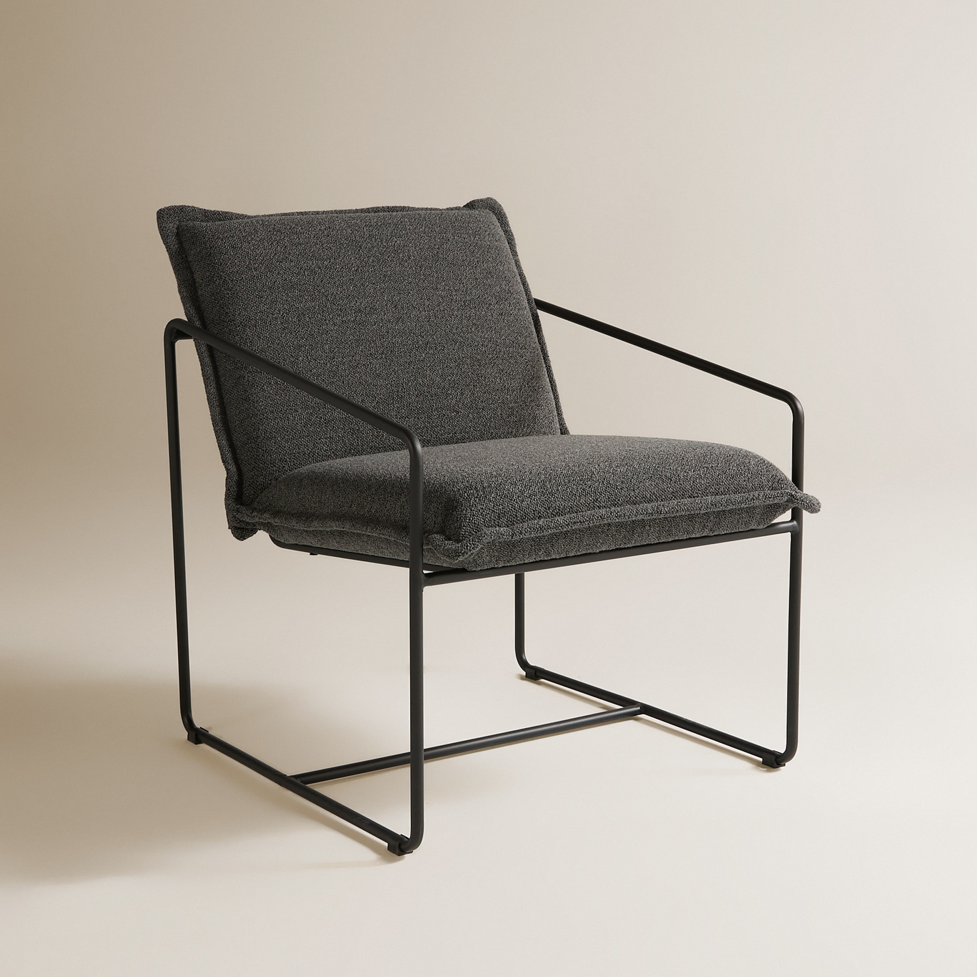 Poltrona em Tecido Bouclé e Braço de Metal Habana Cinzento-escuro-2