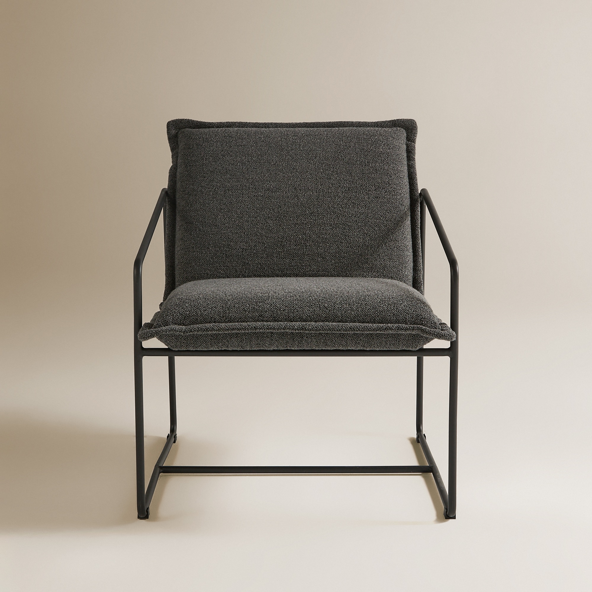 Poltrona em Tecido Bouclé e Braço de Metal Habana Cinzento-escuro-3