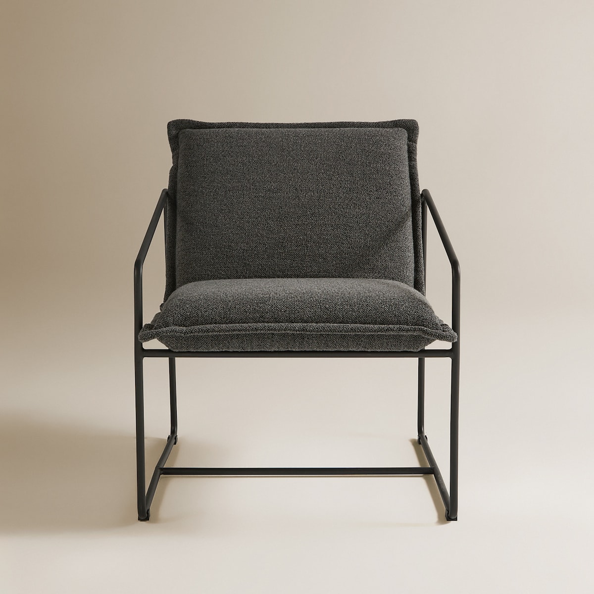 Poltrona em Tecido Bouclé e Braço de Metal Habana Cinzento-escuro-3