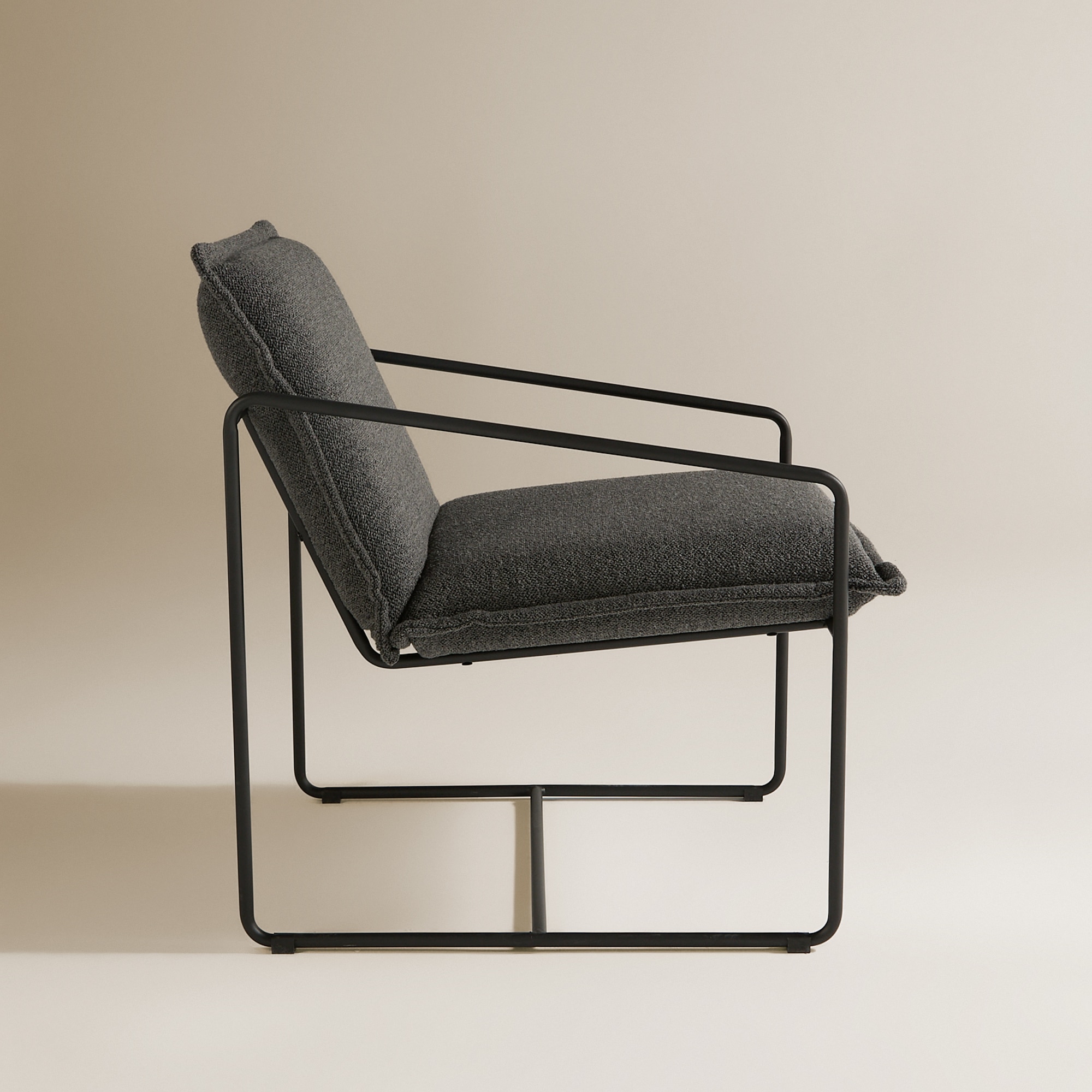 Poltrona em Tecido Bouclé e Braço de Metal Habana Cinzento-escuro-4