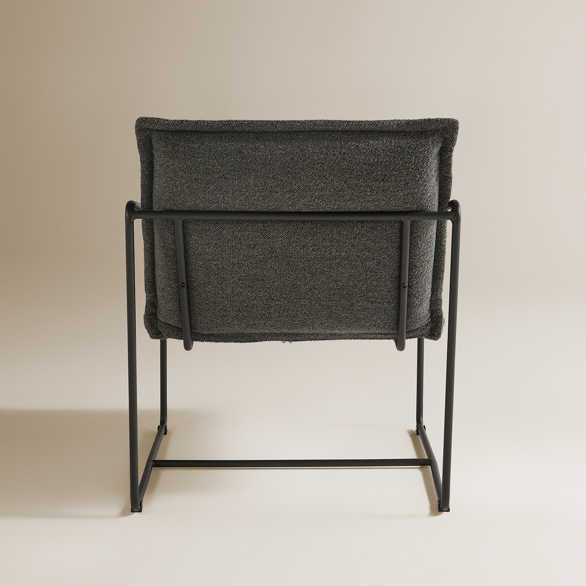 Poltrona em Tecido Bouclé e Braço de Metal Habana Cinzento-escuro-5