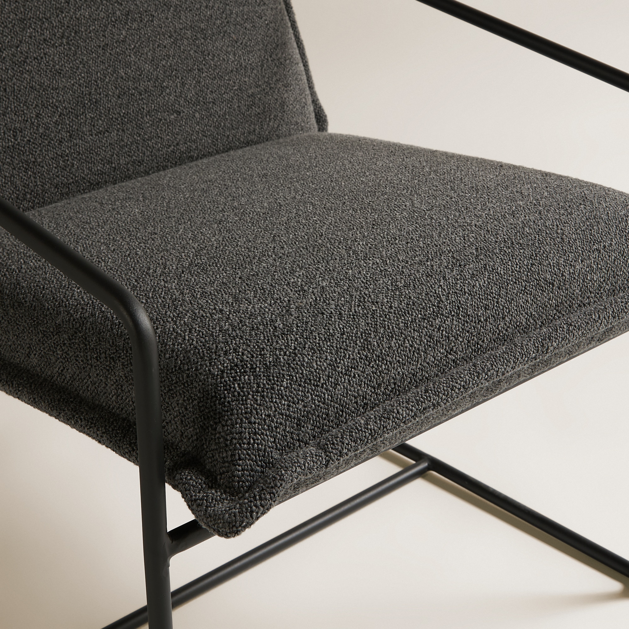 Poltrona em Tecido Bouclé e Braço de Metal Habana Cinzento-escuro-6